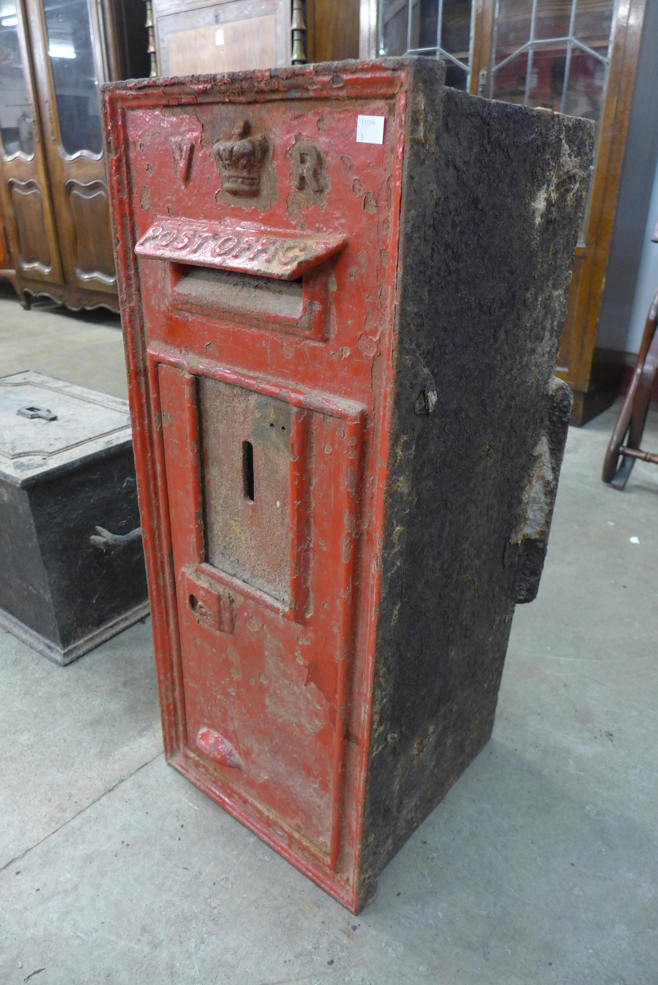 A Victorian cast iron post box - Image 3 of 3