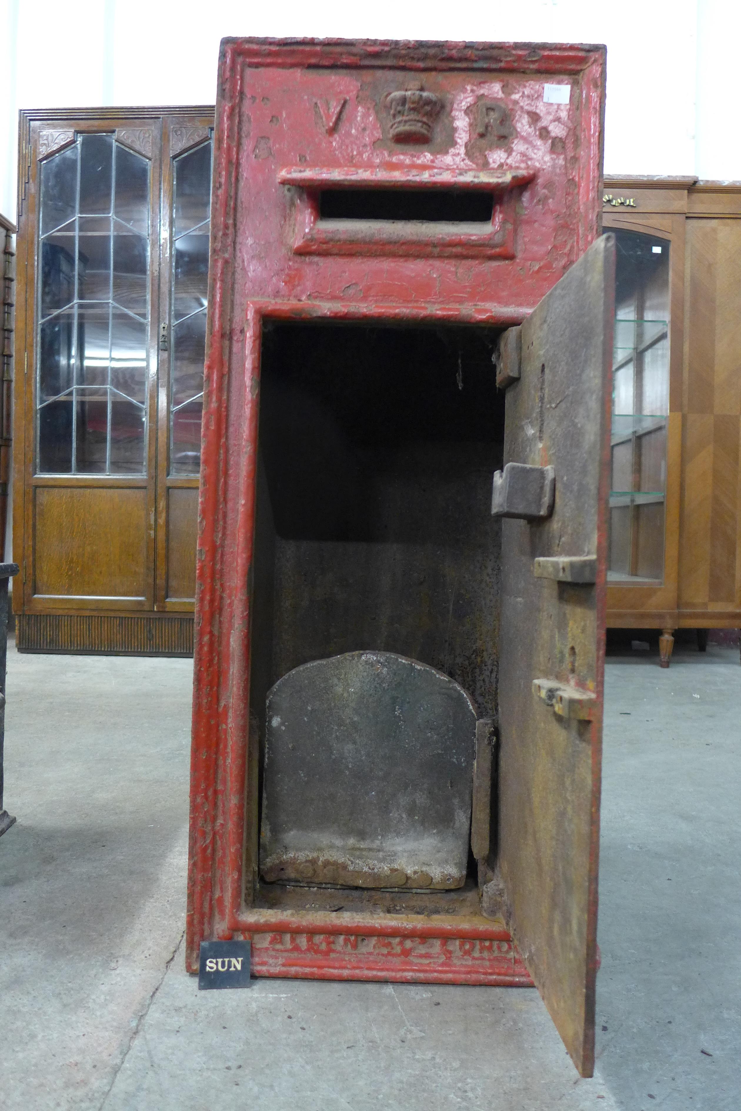 A Victorian cast iron post box - Image 2 of 3
