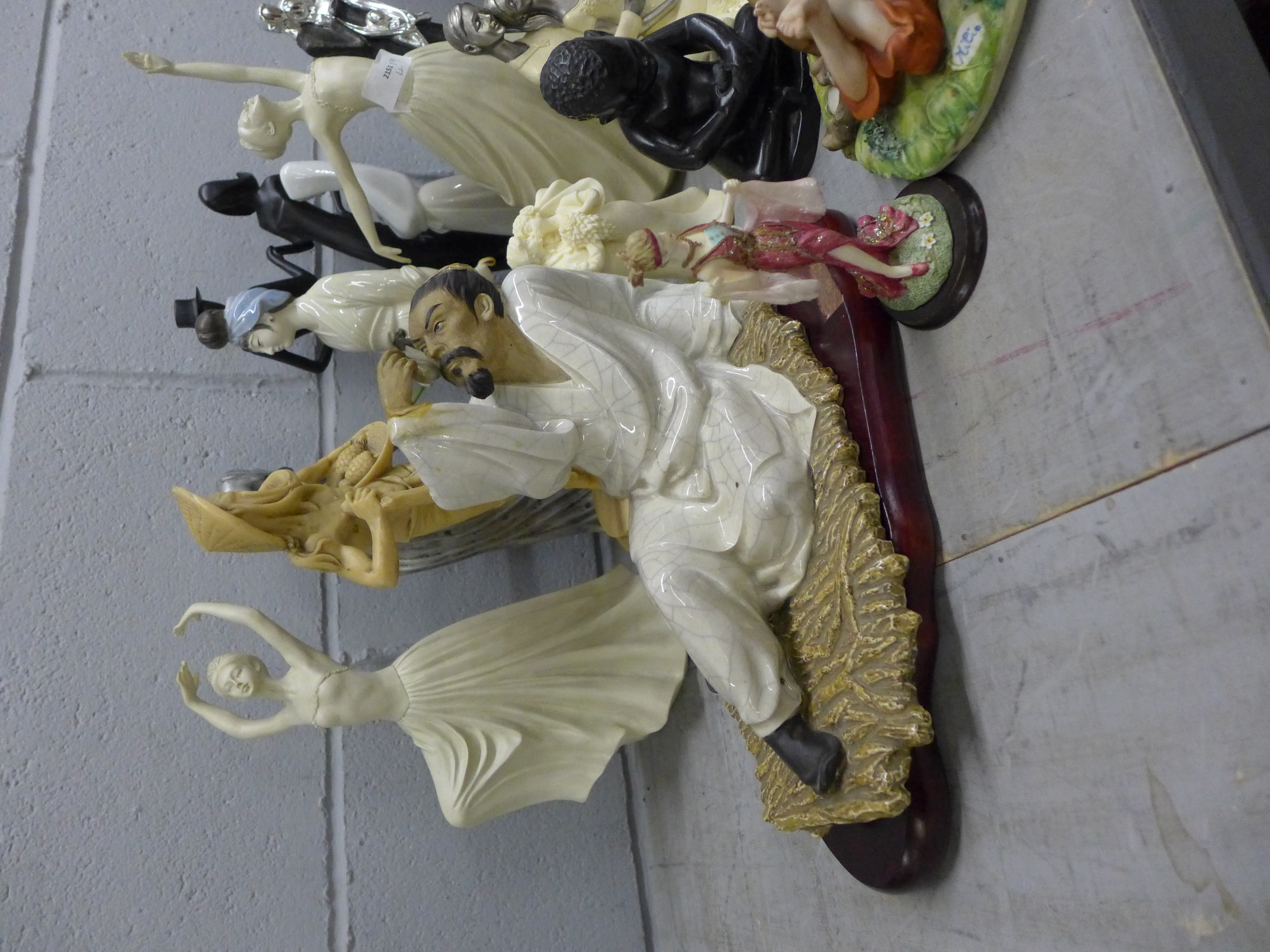 A collection of figures including Shaolin Monk (13) **PLEASE NOTE THIS LOT IS NOT ELIGIBLE FOR - Image 3 of 3