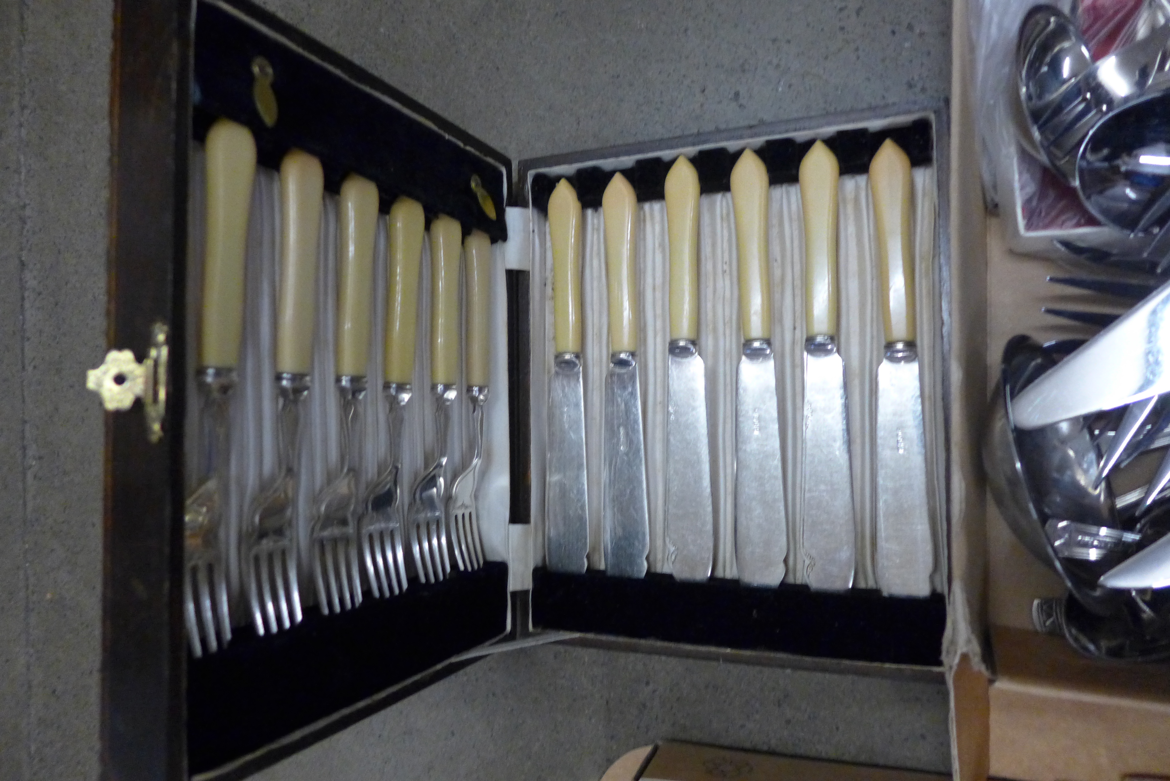 Two boxes of plated and stainless steel cutlery **PLEASE NOTE THIS LOT IS NOT ELIGIBLE FOR POSTING - Image 4 of 4