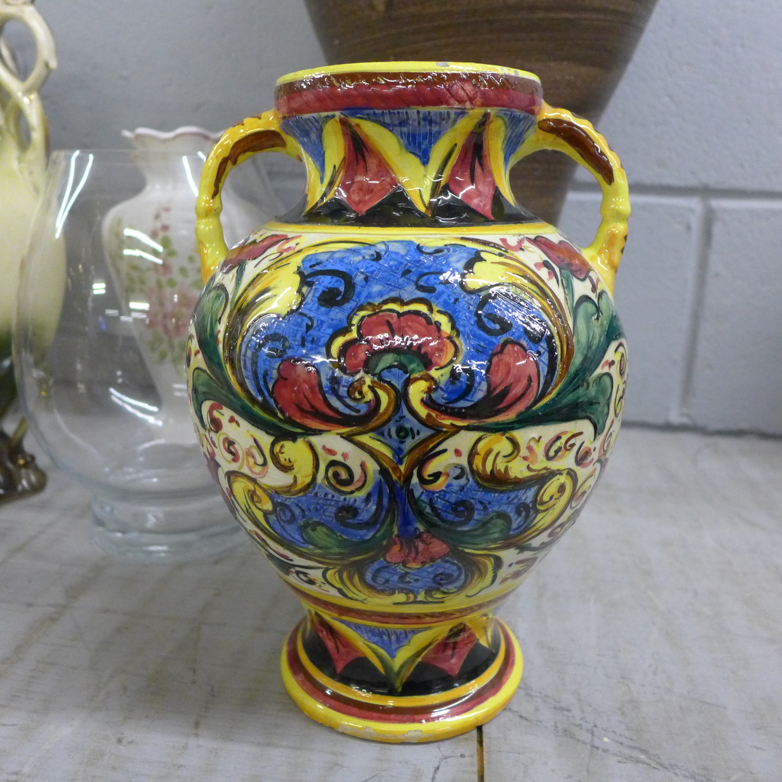 A collection of decorative vases **PLEASE NOTE THIS LOT IS NOT ELIGIBLE FOR POSTING AND PACKING** - Image 3 of 4