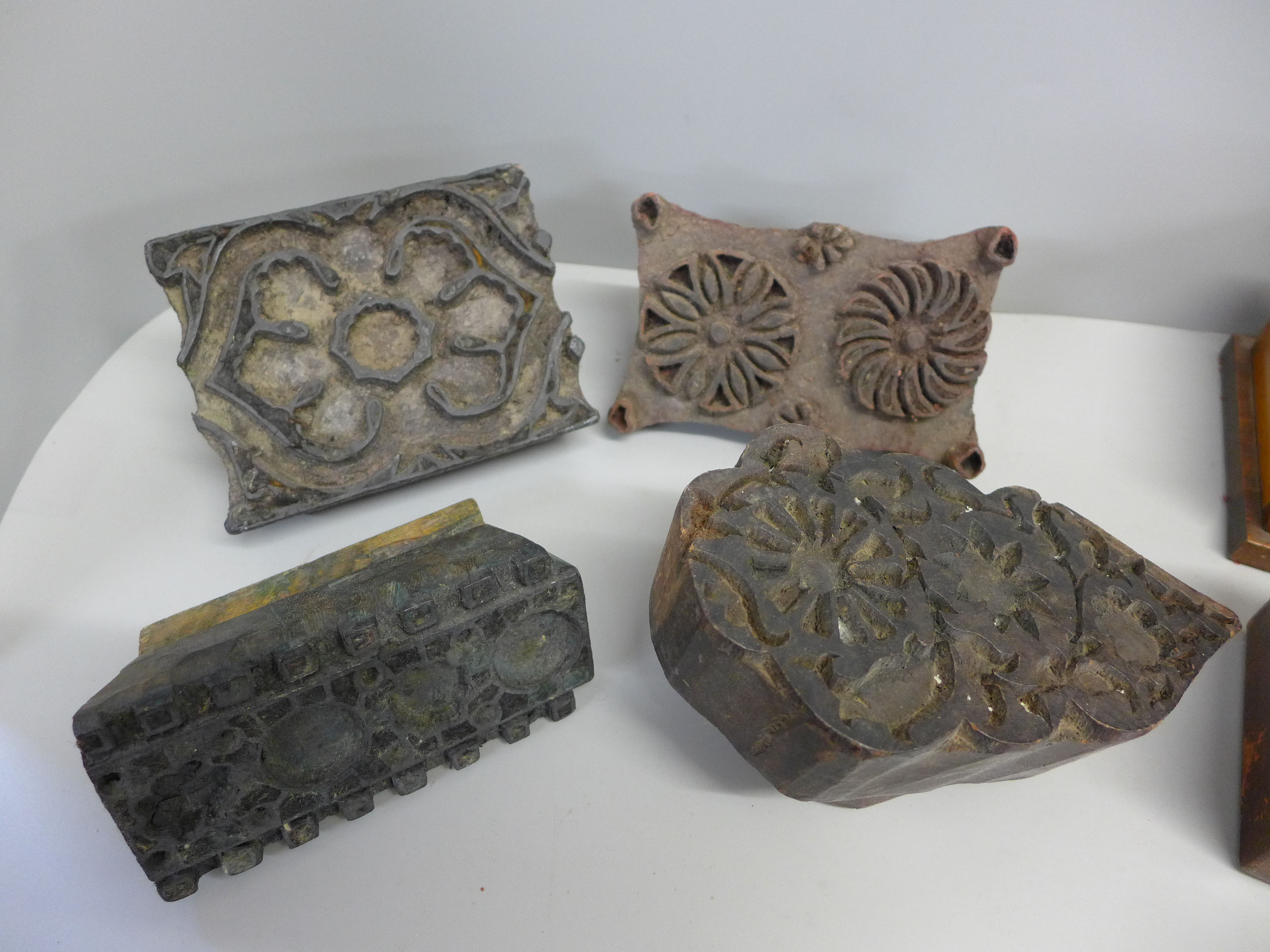 Four printing blocks and two wooden boxes, one with decorative inlay - Image 2 of 4