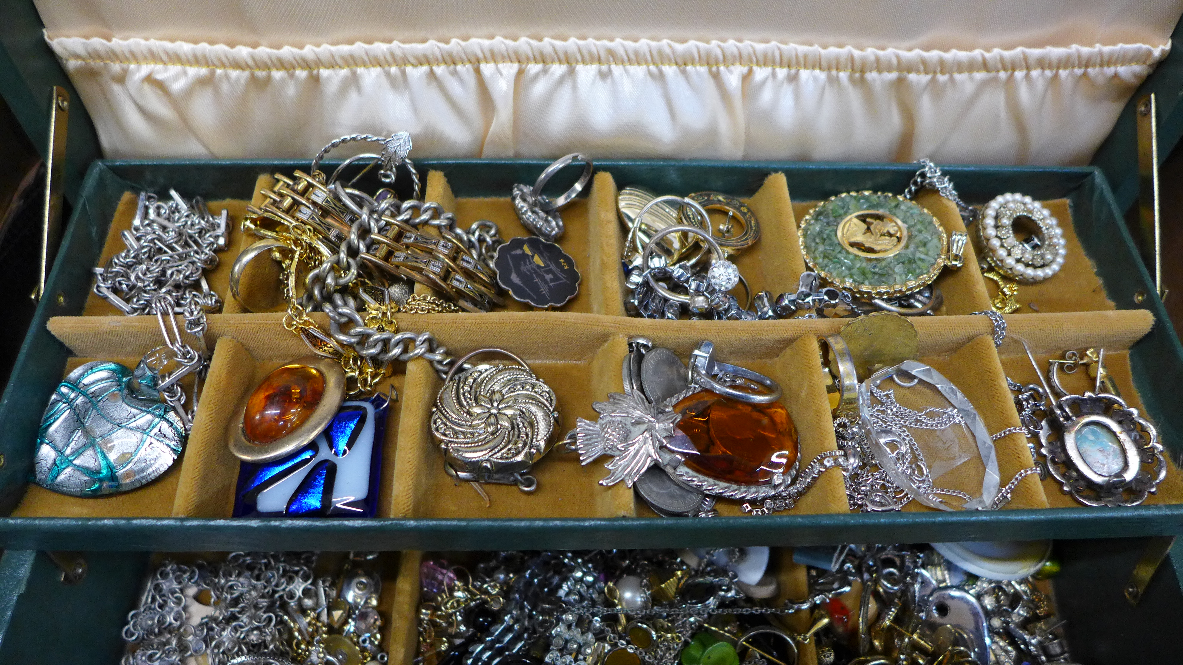 A caddy of costume jewellery - Image 3 of 3