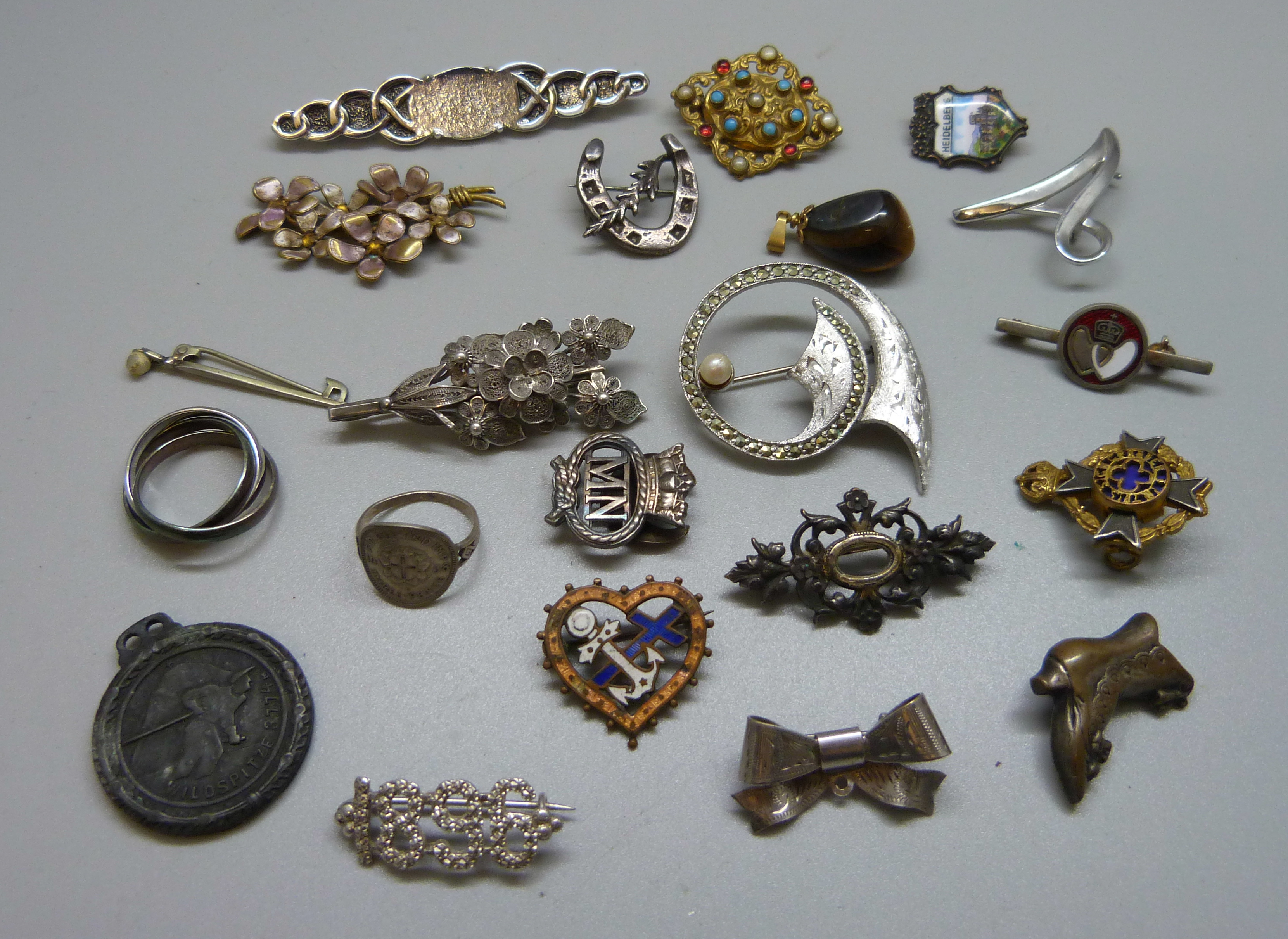 Vintage jewellery and badges