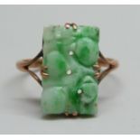 A 9ct gold and carved jade ring, 2.4g, P