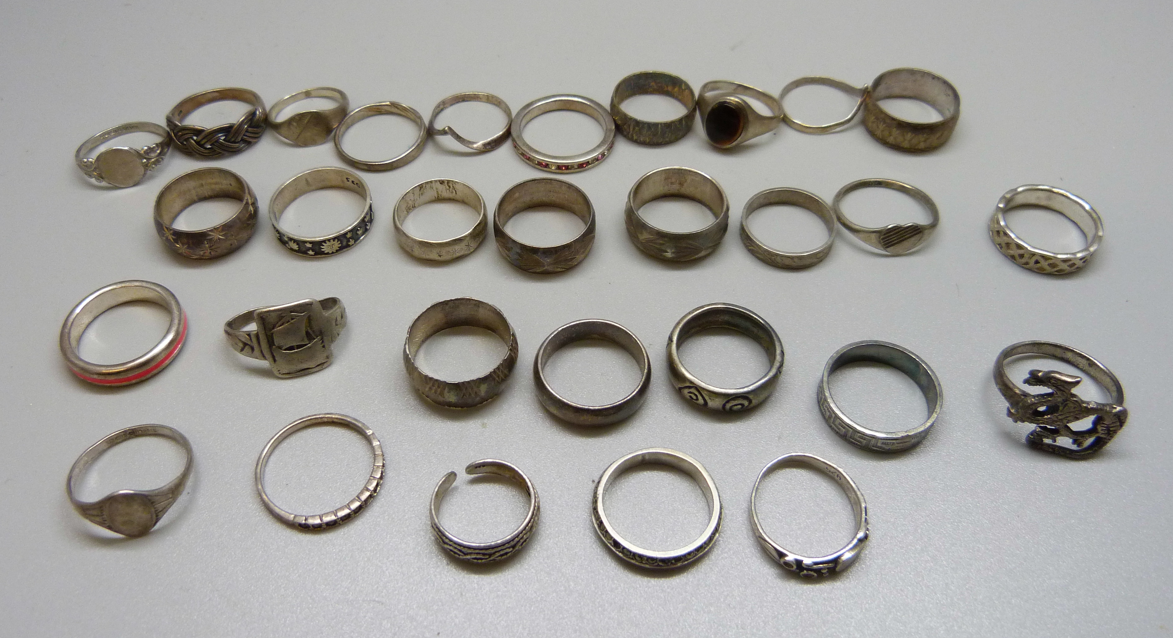 Thirty silver rings, 81g