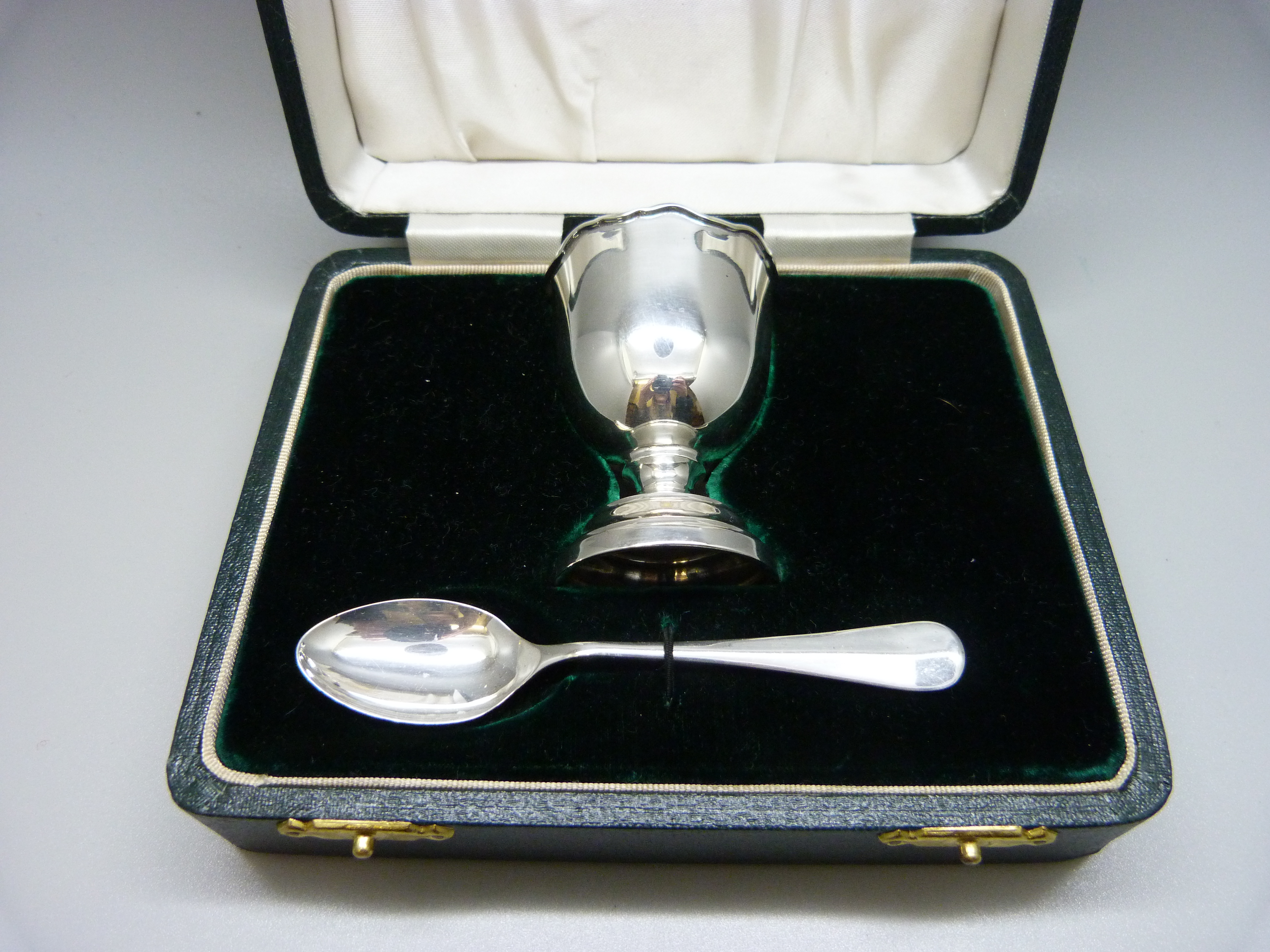 A silver egg cup set, Birmingham 1972, 41g, cased - Image 2 of 3