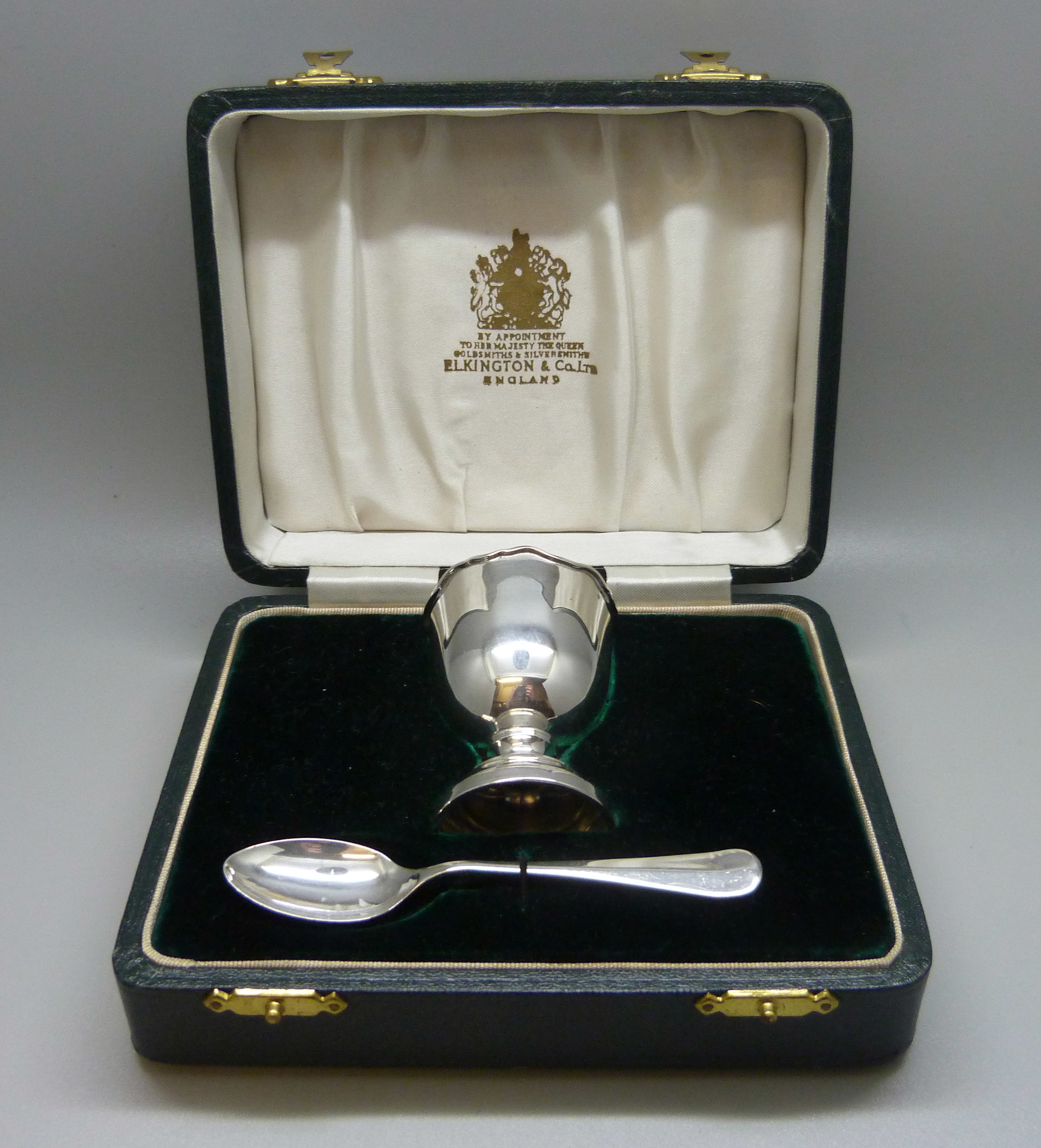 A silver egg cup set, Birmingham 1972, 41g, cased