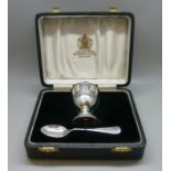 A silver egg cup set, Birmingham 1972, 41g, cased