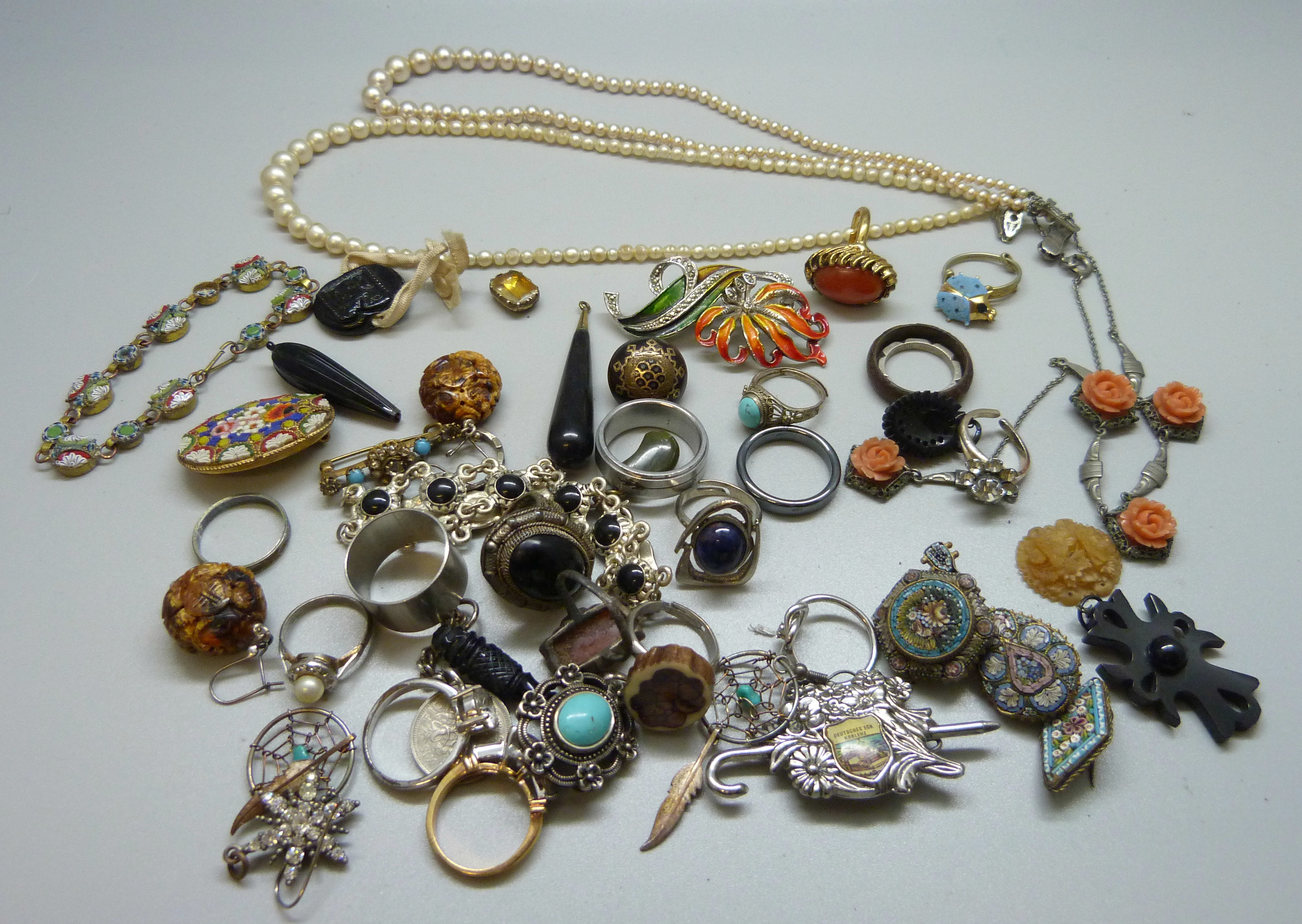 Vintage jewellery, rings, brooches, micro-mosaic brooches, etc.