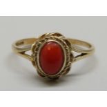 A 9ct gold, coral cabochon ring, 1.7g, P