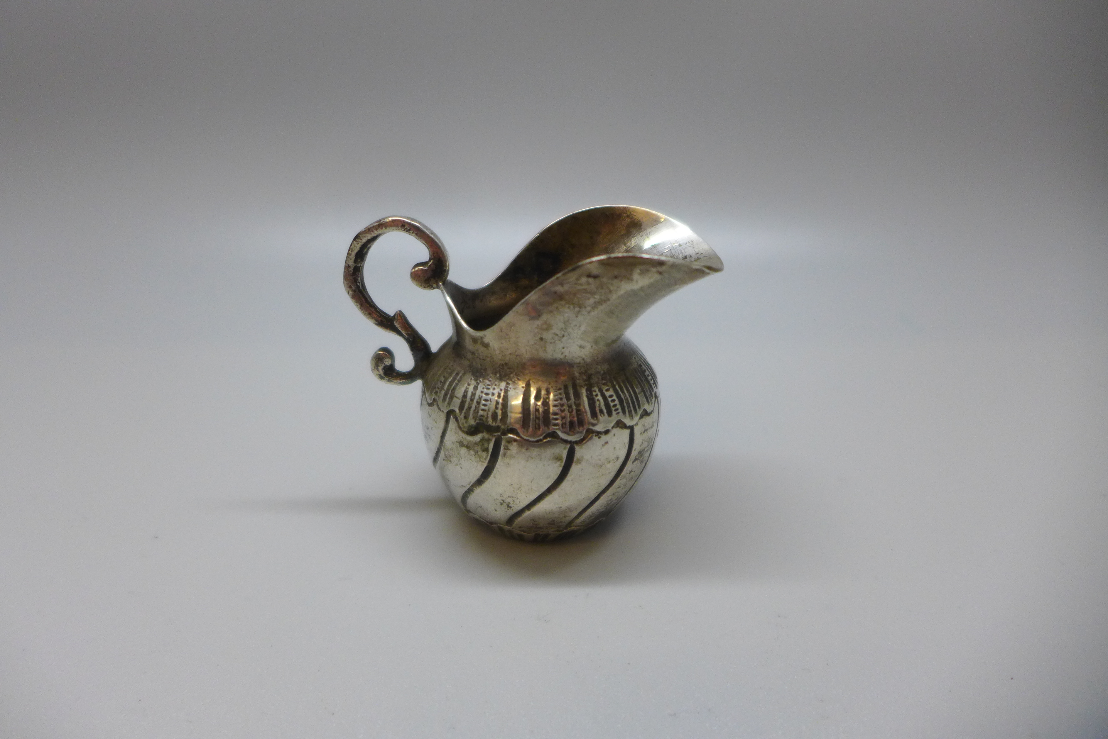 A continental silver small cream jug with control marks, 32g - Image 2 of 3
