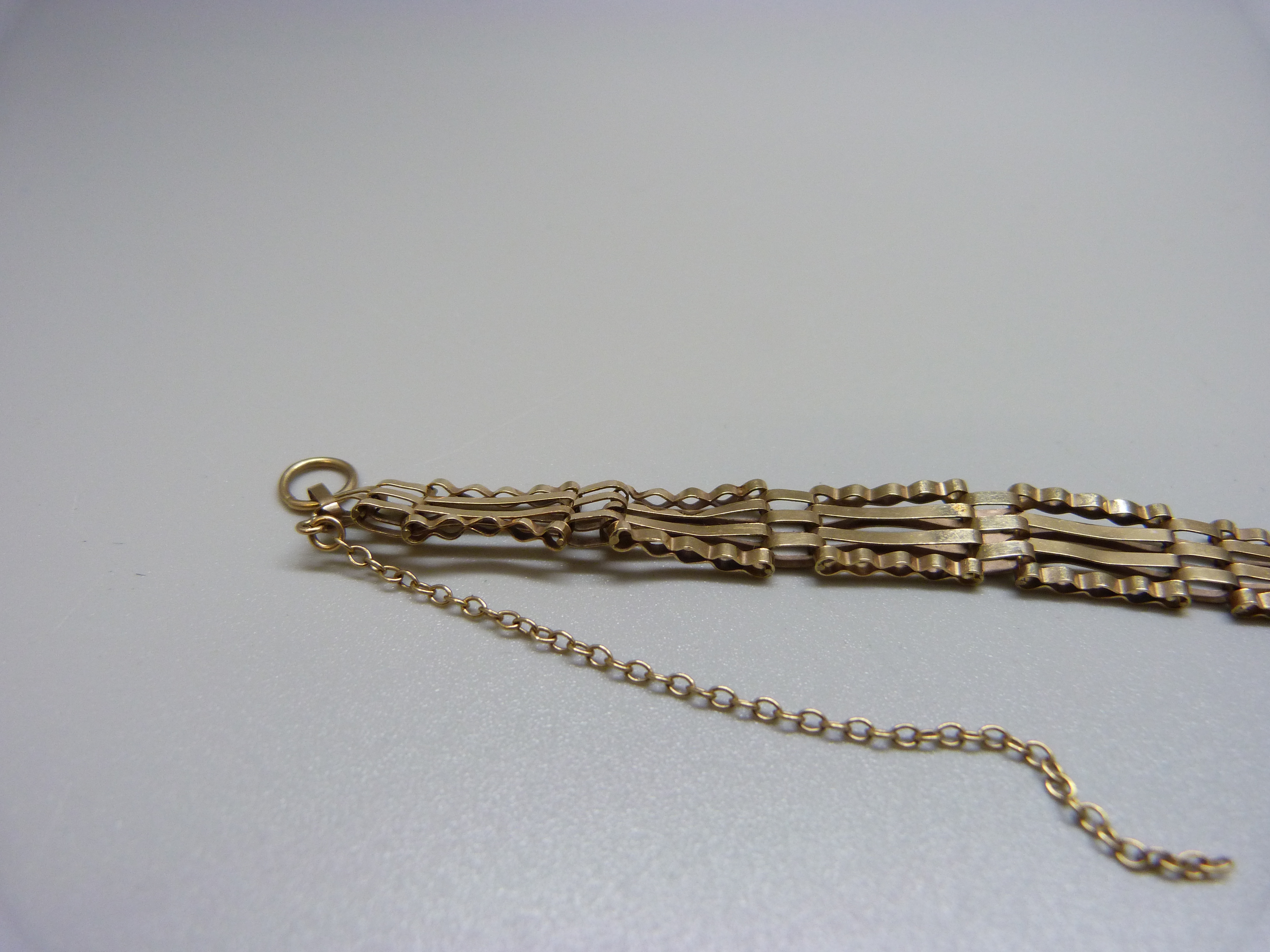 A 9ct gold gate bracelet, 7.2g - Image 2 of 2