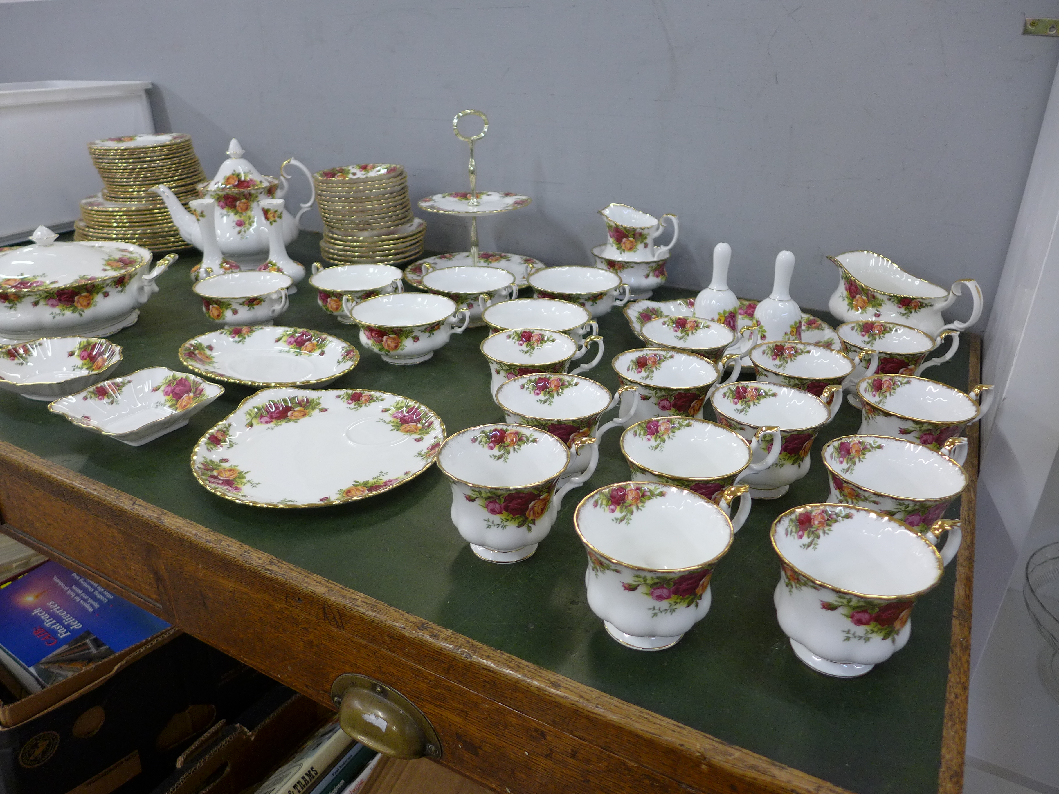 A Royal Albert Old Country Roses dinner service, complete, one plate a/f. Also two rose-pattern - Image 2 of 6
