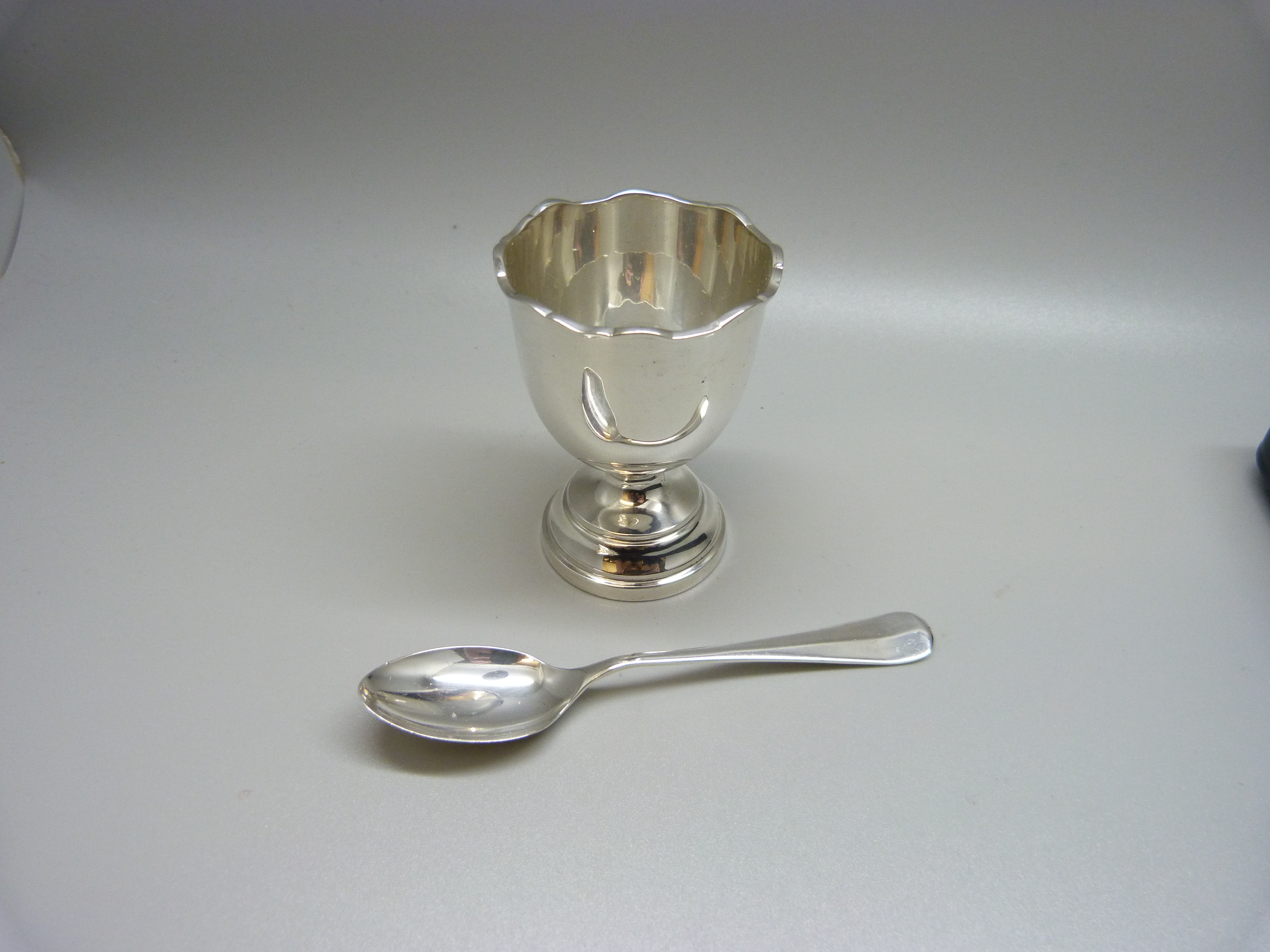 A silver egg cup set, Birmingham 1972, 41g, cased - Image 3 of 3