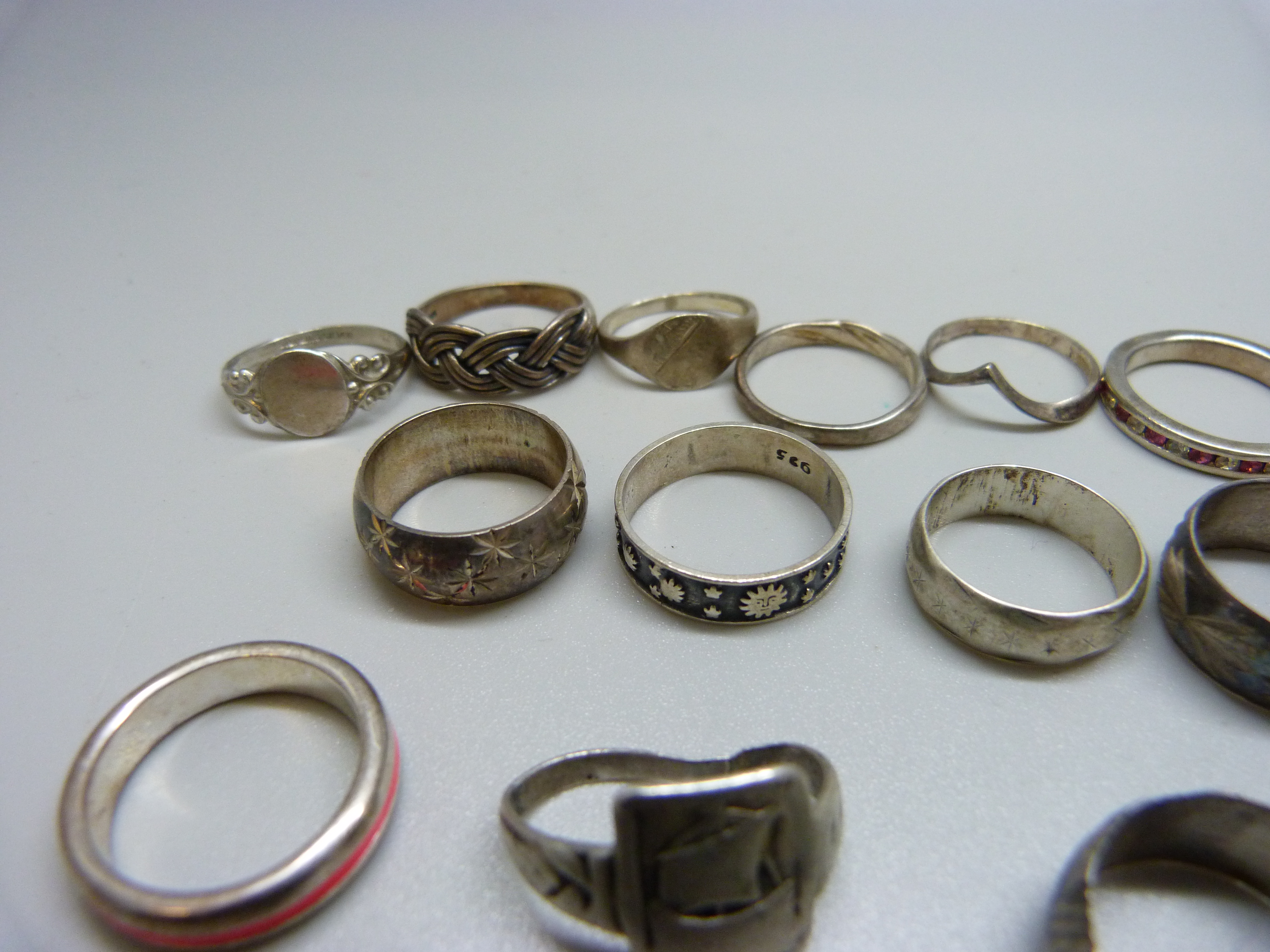 Thirty silver rings, 81g - Image 2 of 3