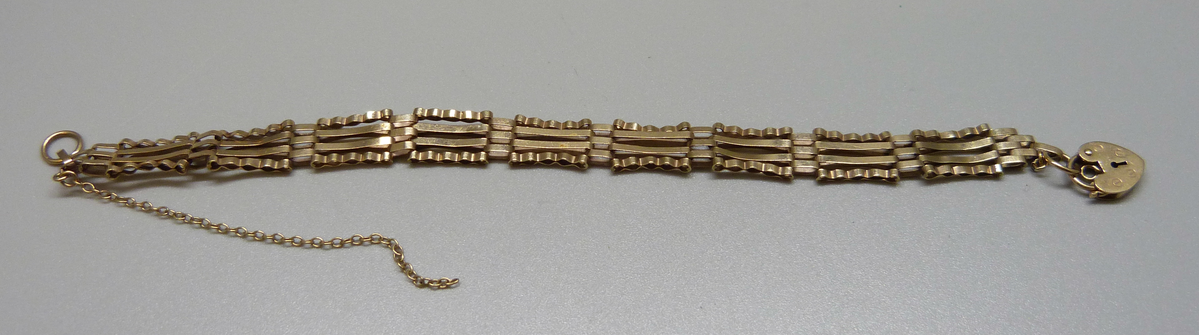 A 9ct gold gate bracelet, 7.2g