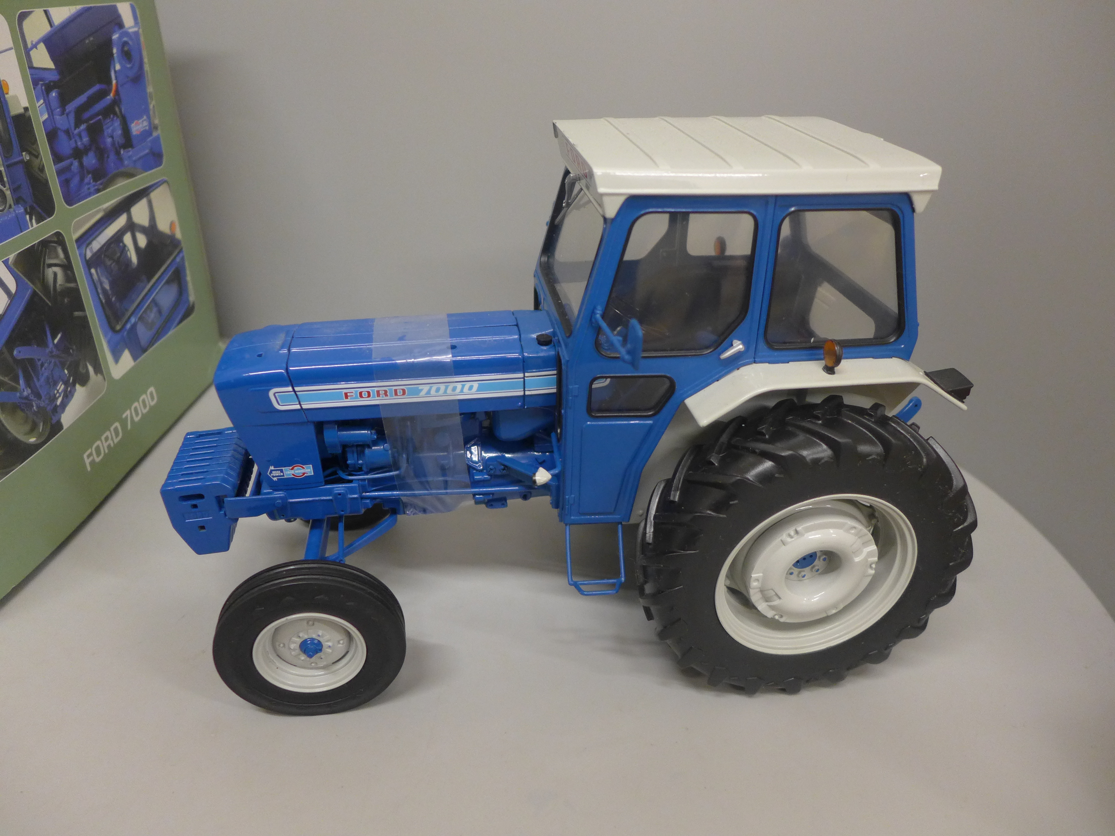 A Universal Hobbies 1:16 scale Ford 7000 - Image 4 of 4