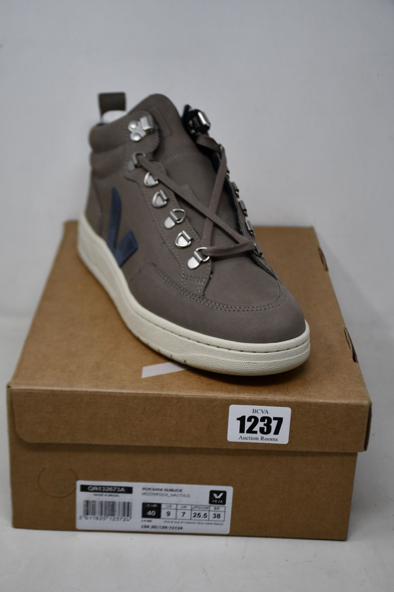 A pair of as new Veja Roraima boots (UK 7).