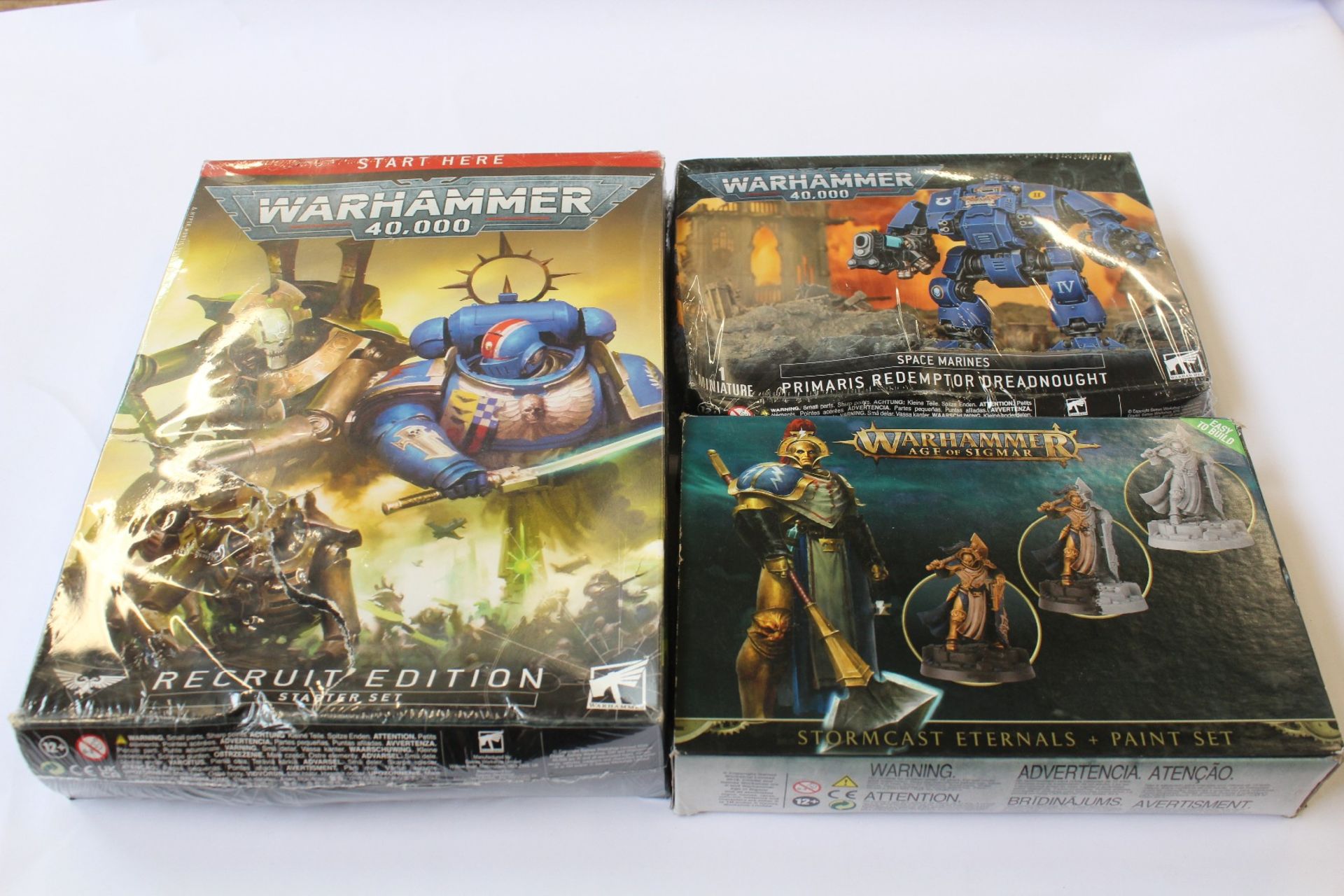 A quantity of Warhammer miniature models and related items to include Warhammer 40K starter sets,
