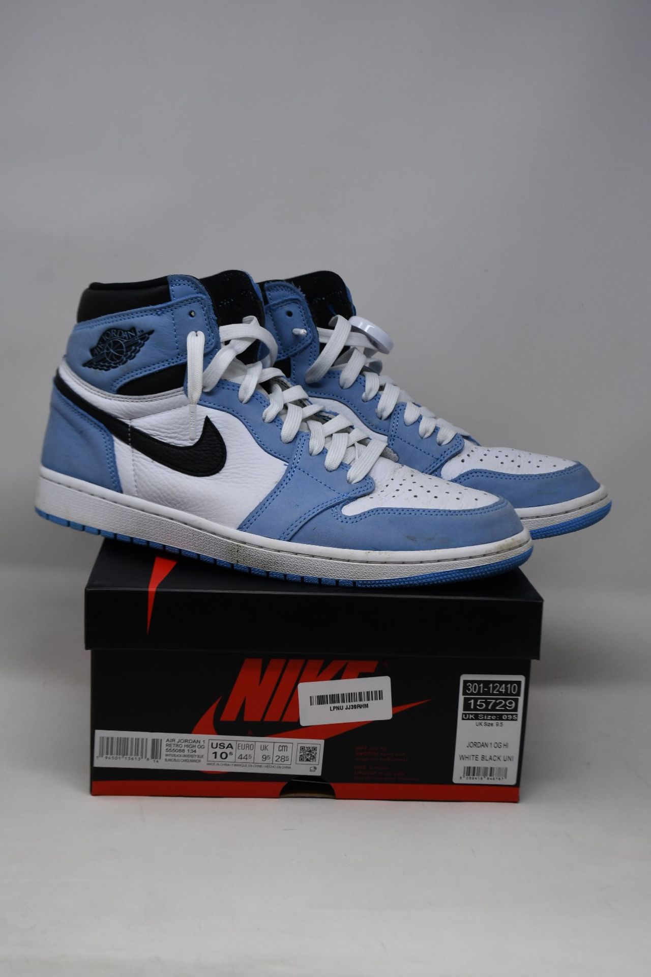 A pair of pre-owned Nike Air Jordan Retro 1 High OG with authentication tag (UK 9.5 - Good