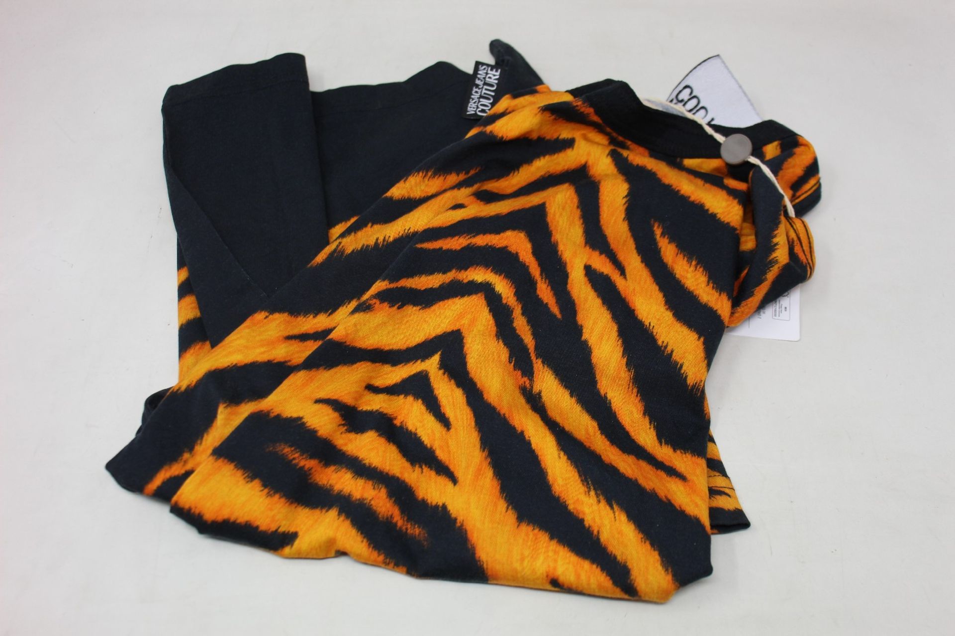 An an as new Versace Jeans Couture tiger print T-shirt (M).