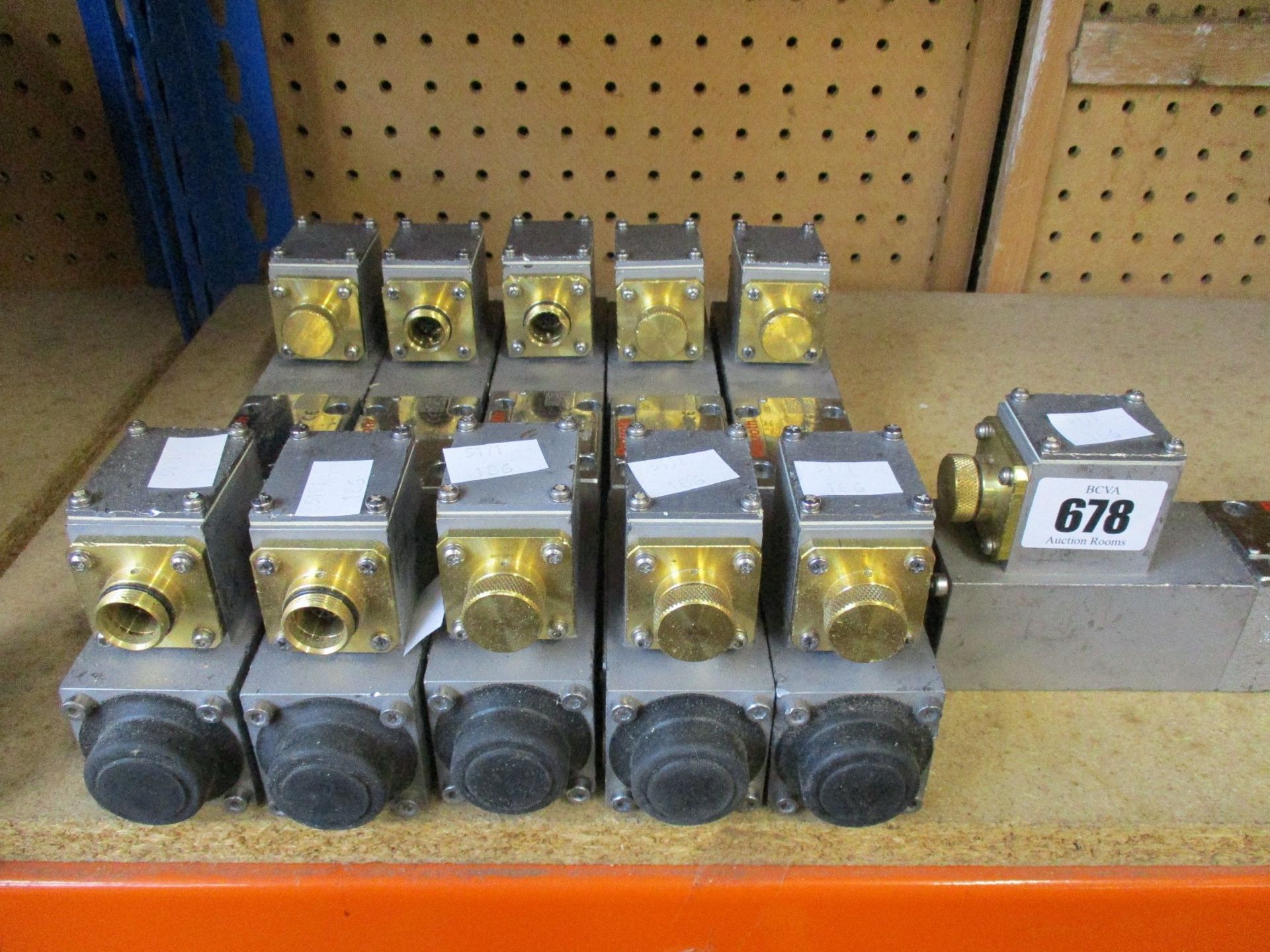 Six pre-owned Rexroth Hydac Electronic R901340725 210bar, Type: EX-1195-700, 12VDC 0.19A (Viewing is