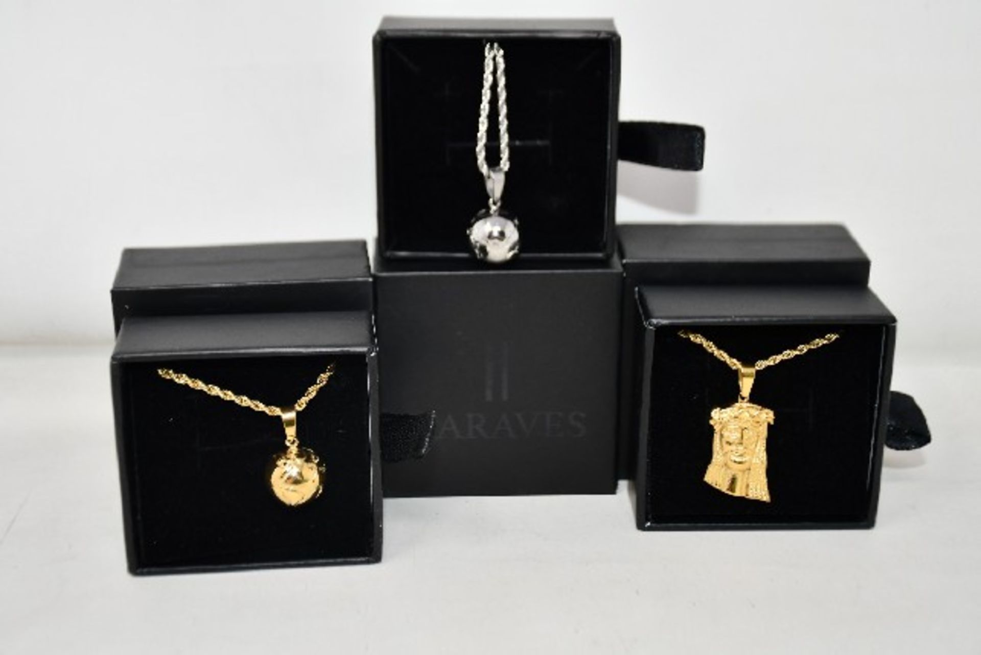 Fifteen items of assorted Haraves jewellery to include 5x silver and 5x gold Globes and 5x Jesus.