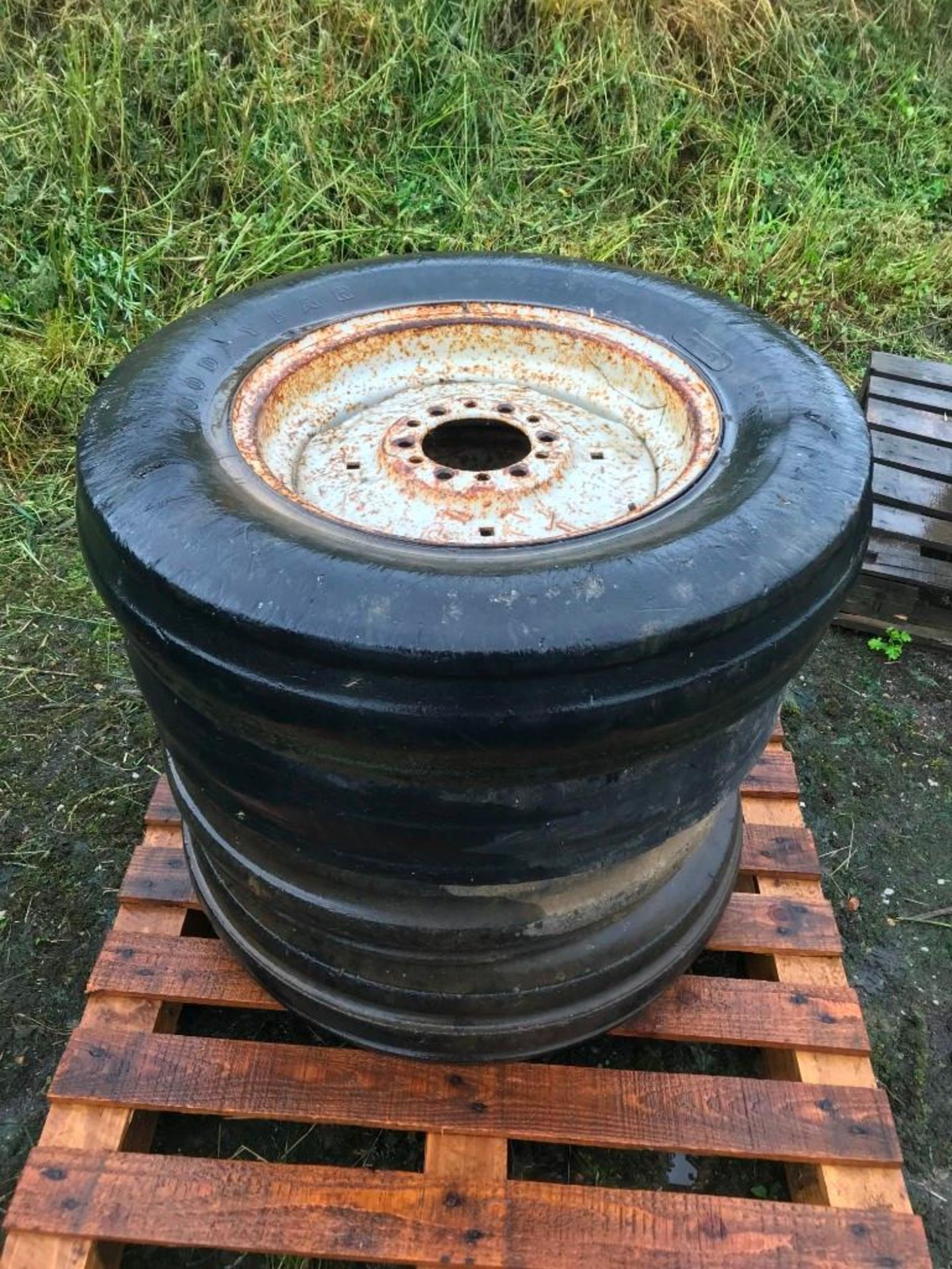 4 No. Ford 5000 Front Wheels