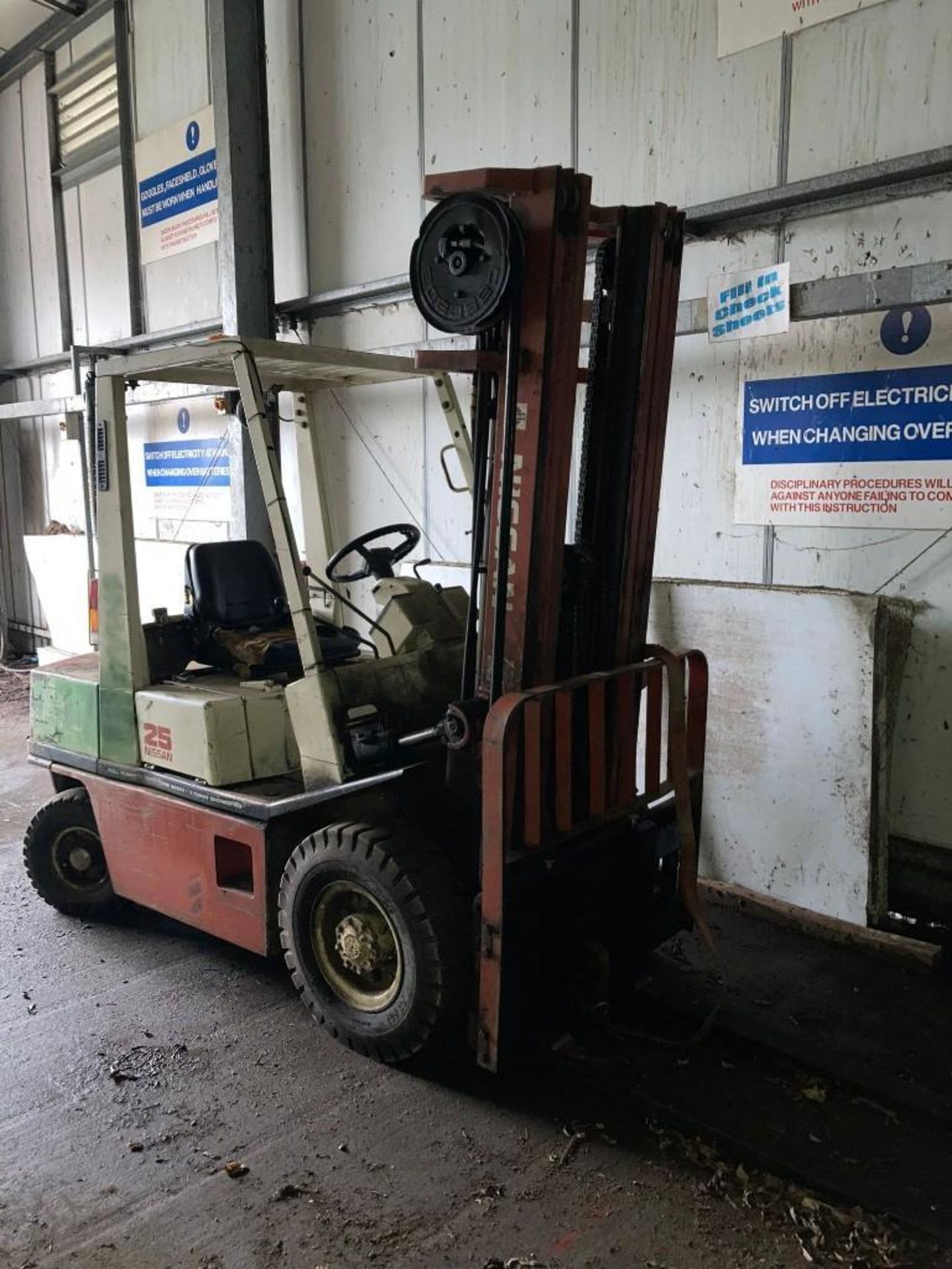 Nissan 25 Forklift