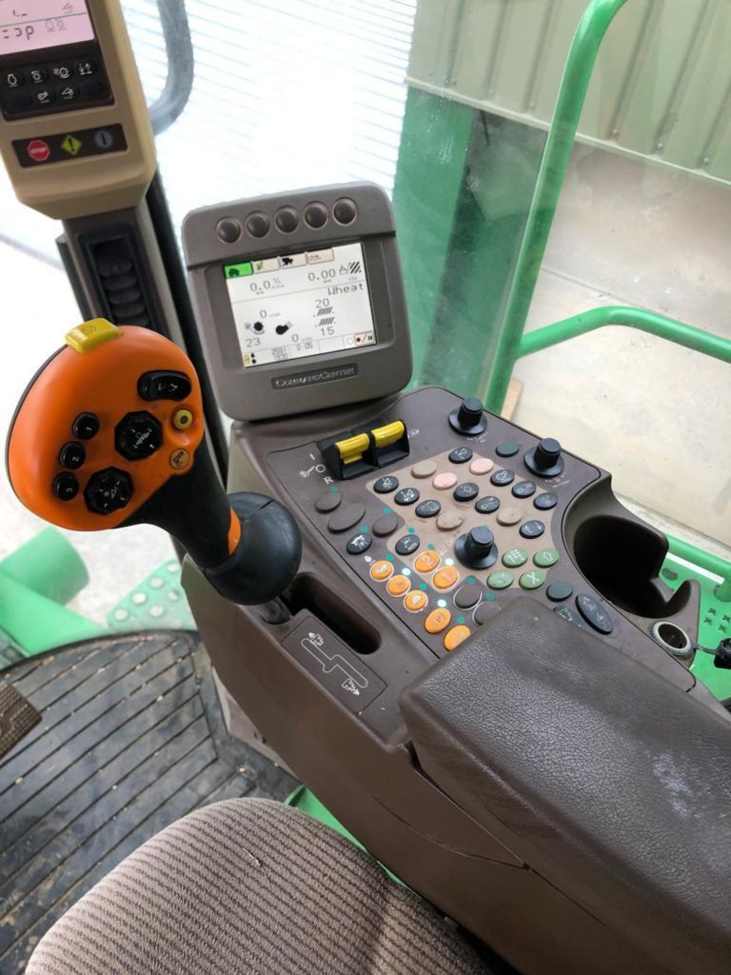 John Deere S690i Combine (2011) - Image 8 of 11