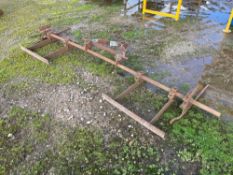 Tramline weeding frame linkage mounted