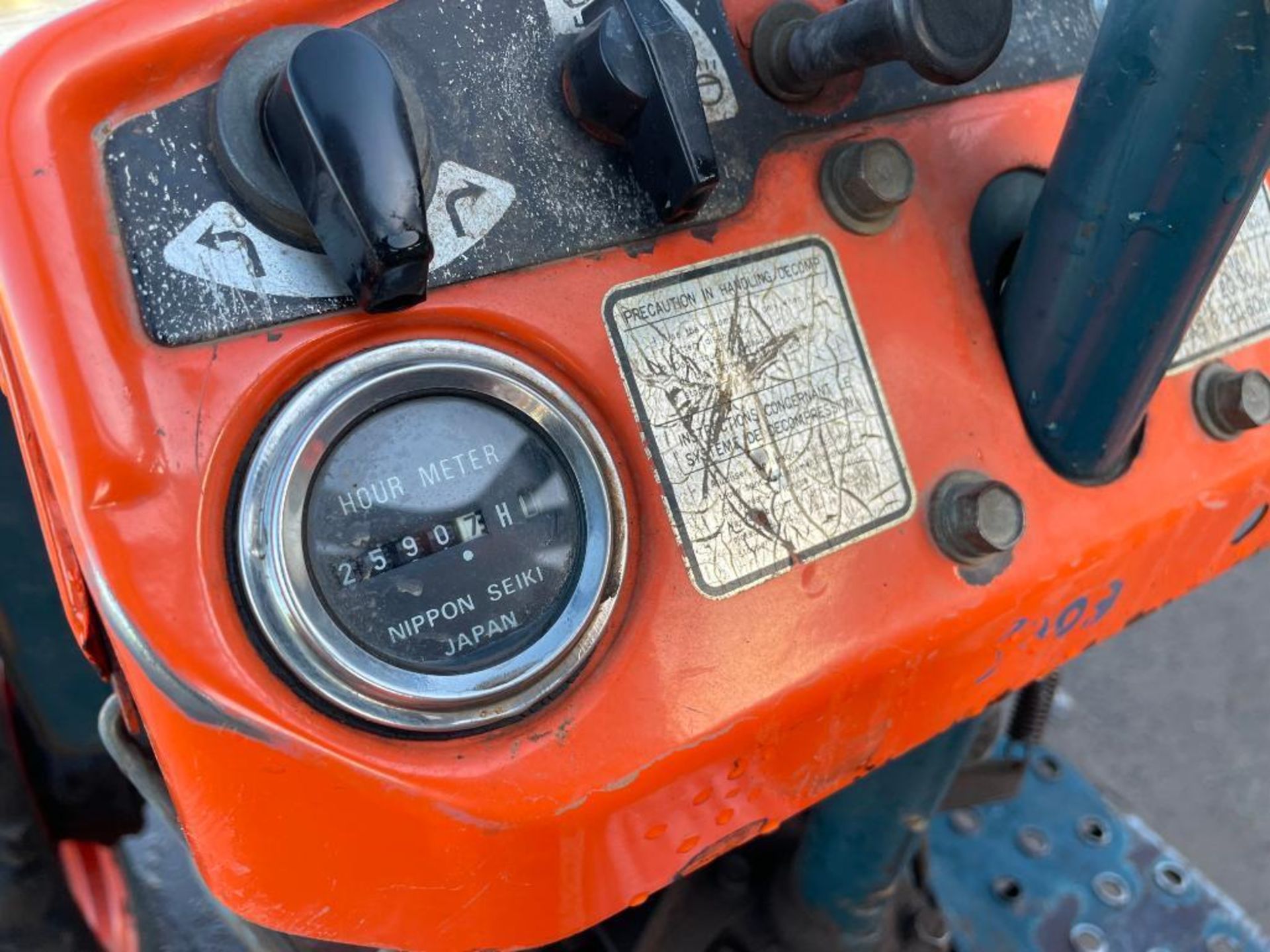 Kubota B7100D 4wd diesel compact tractor with rear linkage and PTO on 6-12 front and 8-16 rear. Hour - Image 4 of 17