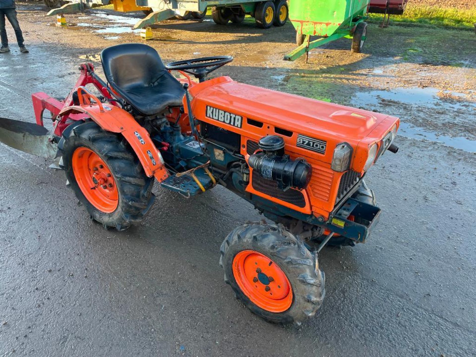 Kubota B7100D 4wd diesel compact tractor with rear linkage and PTO on 6-12 front and 8-16 rear. Hour - Image 10 of 17