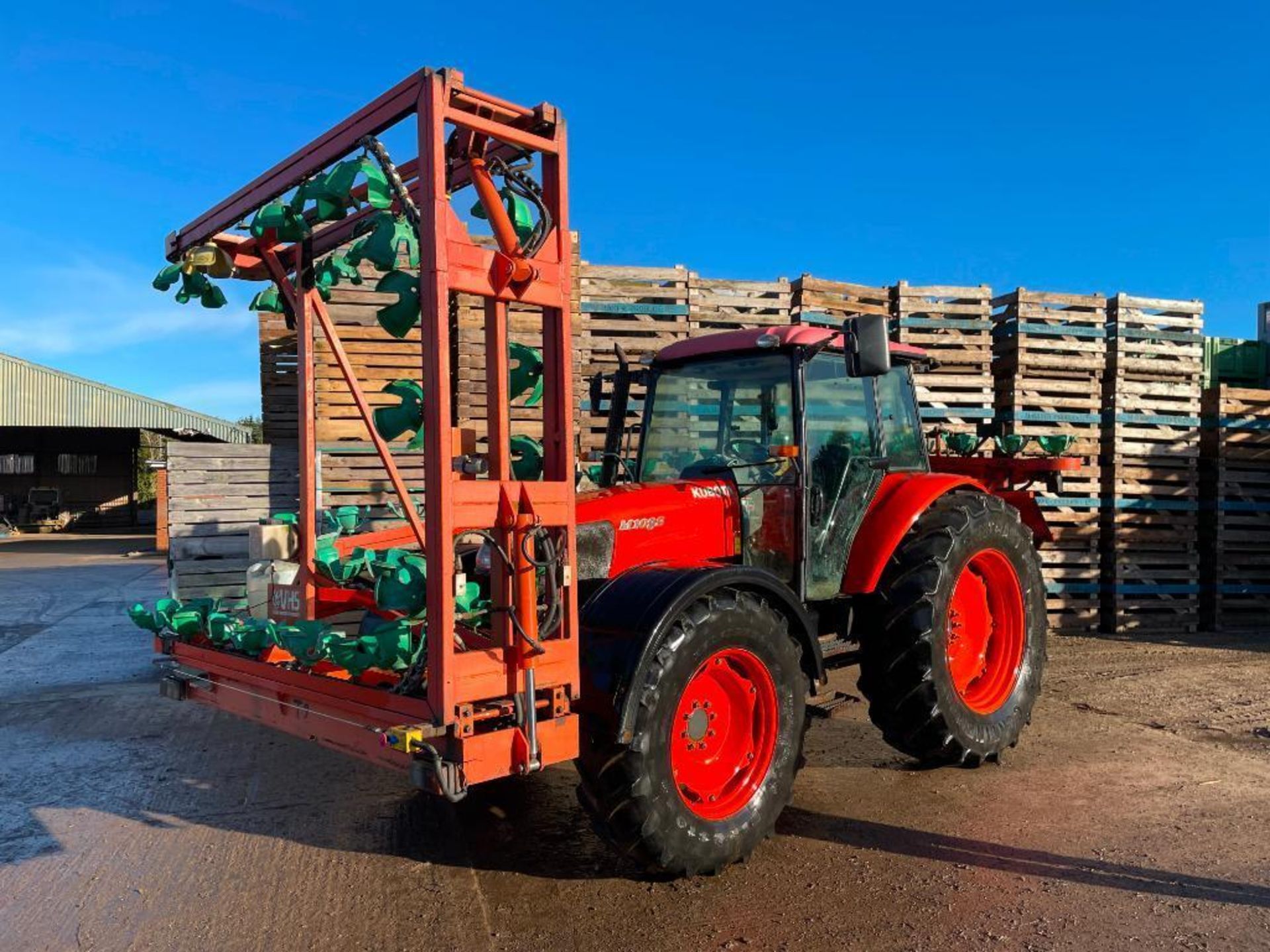 2008 Kubota M108S 4wd tractor with 2 manual spools on 380/85R28 front and 460/85R38 rear wheels and - Image 5 of 15