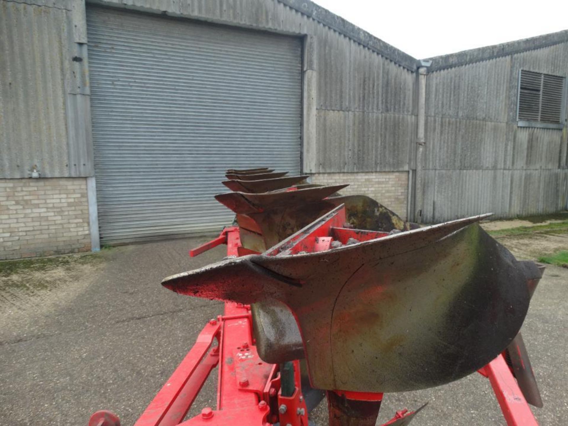 2014 Vogel & Noot XS950 Plus 6 furrow hydraulic vari-width reversible plough with skimmers and press - Image 18 of 19