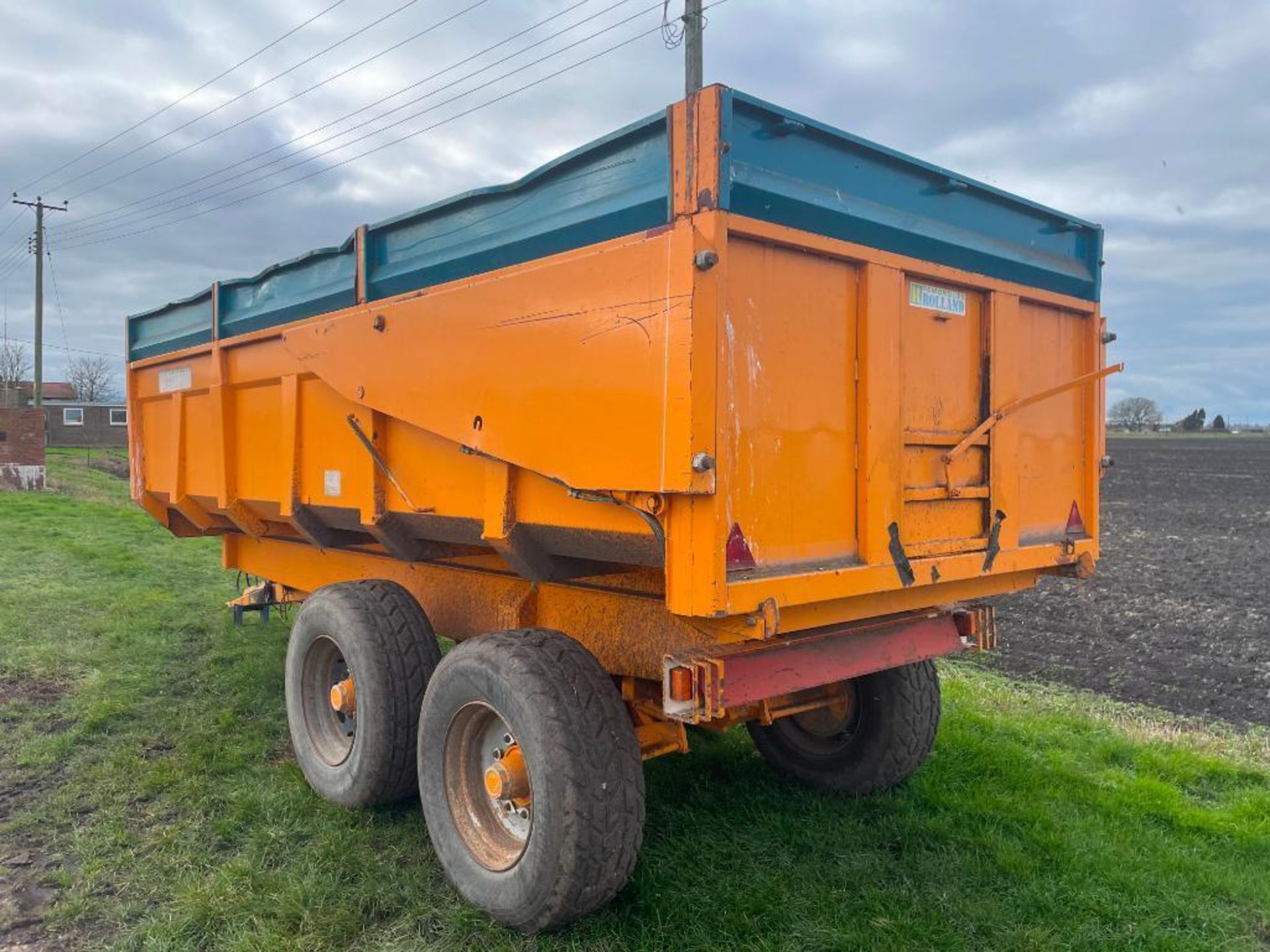 1992 Rolland T13 twin axle grain trailer with sprung drawbar, hydraulic tailgate and grain chute on - Image 8 of 16