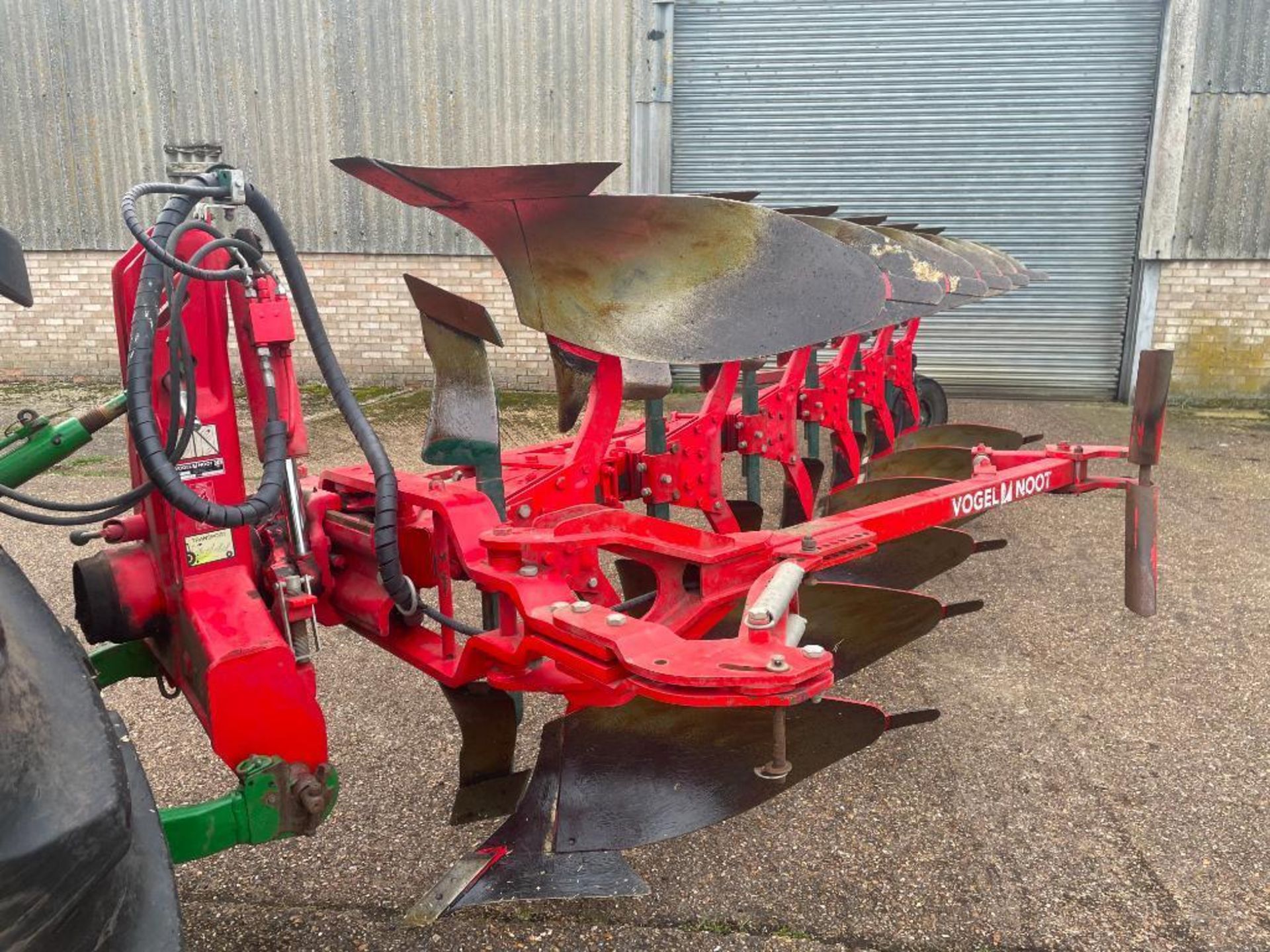 2014 Vogel & Noot XS950 Plus 6 furrow hydraulic vari-width reversible plough with skimmers and press - Image 7 of 19