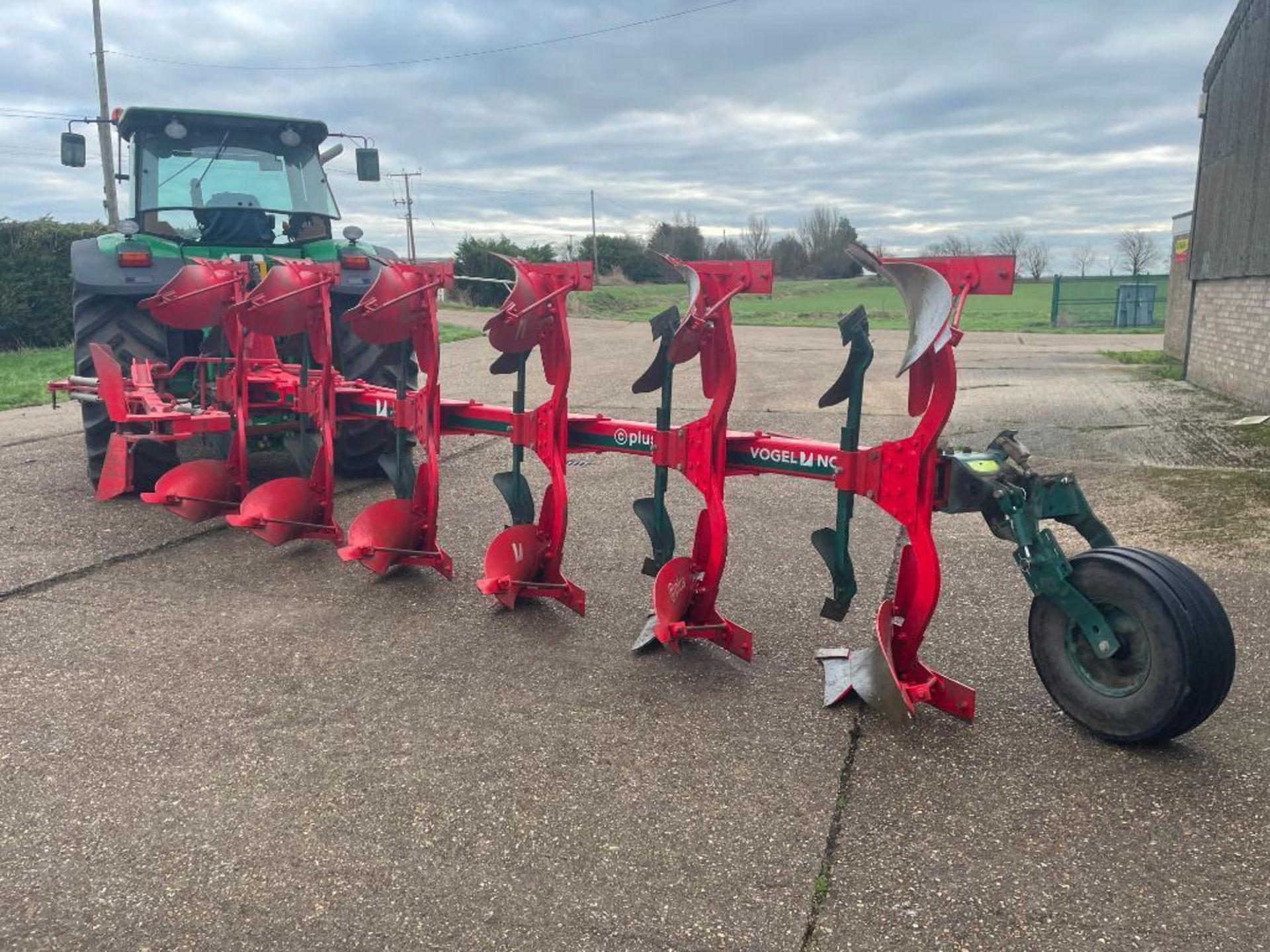 2014 Vogel & Noot XS950 Plus 6 furrow hydraulic vari-width reversible plough with skimmers and press - Image 12 of 19