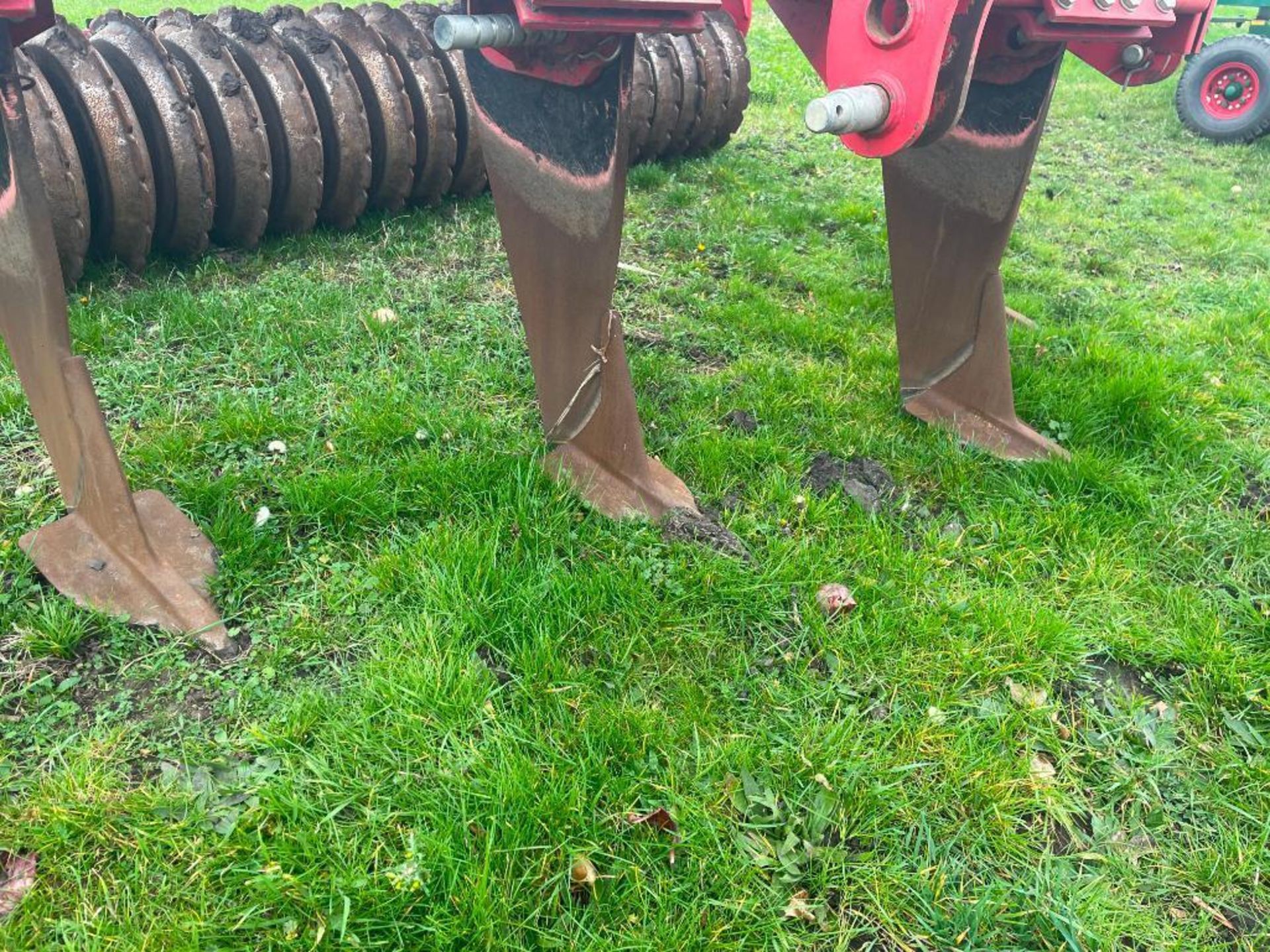 2014 HE-VA 5 leg subsoiler with hydraulic adjustable rear packer. Serial No: 30527 ​​​​​​​Manual in - Image 4 of 14