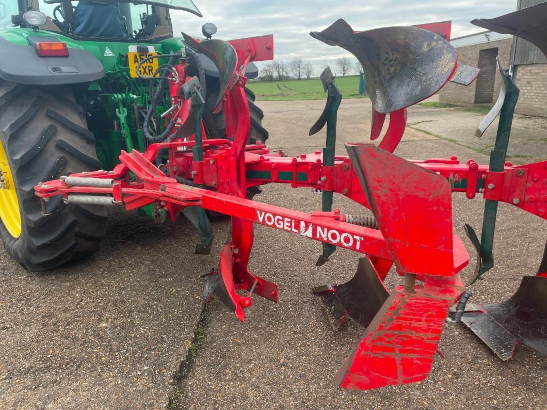 2014 Vogel & Noot XS950 Plus 6 furrow hydraulic vari-width reversible plough with skimmers and press - Image 13 of 19