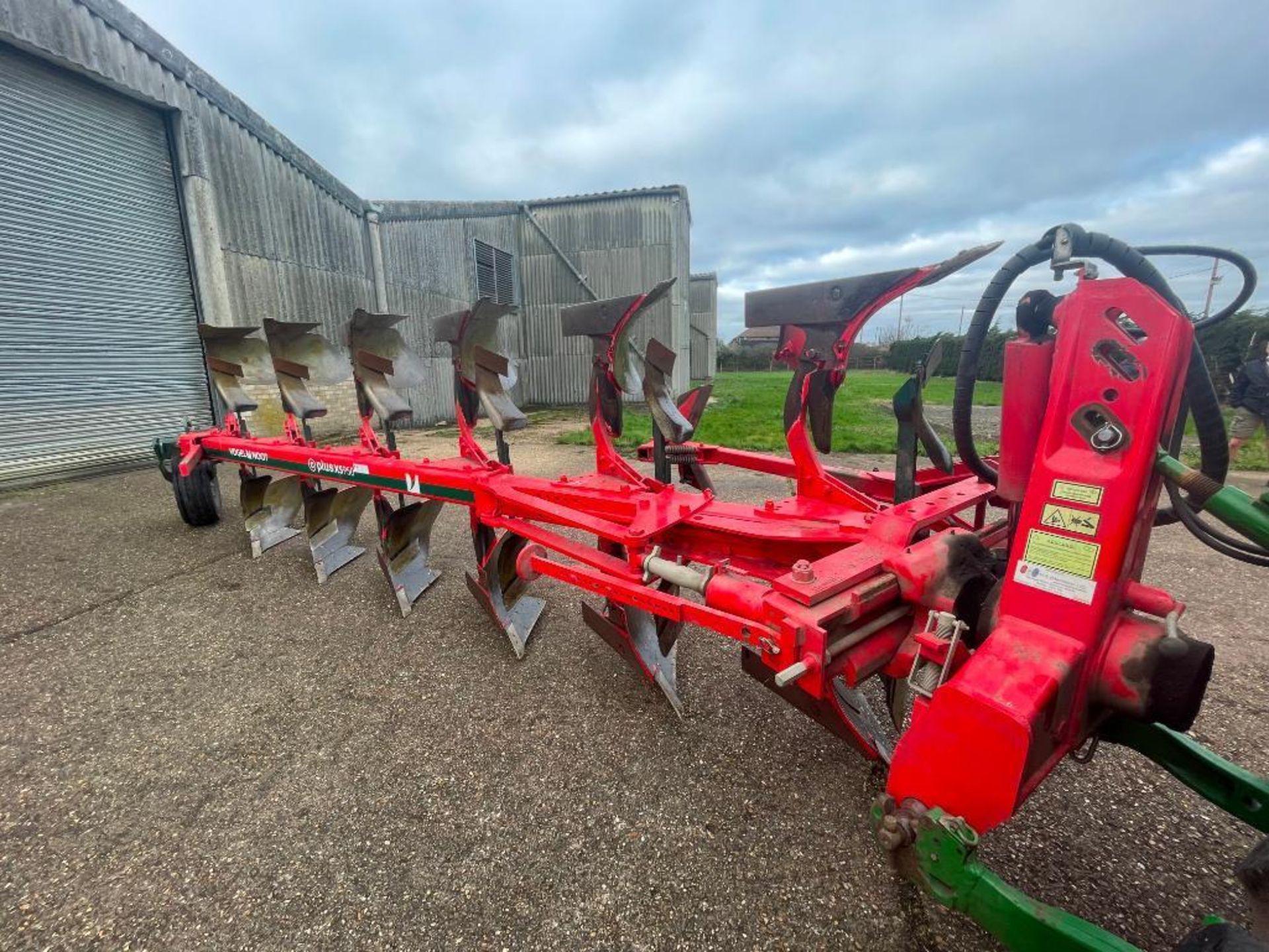 2014 Vogel & Noot XS950 Plus 6 furrow hydraulic vari-width reversible plough with skimmers and press - Image 10 of 19