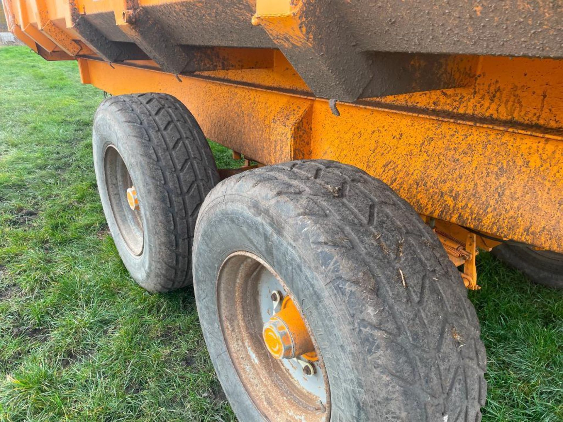 1992 Rolland T13 twin axle grain trailer with sprung drawbar, hydraulic tailgate and grain chute on - Image 9 of 16