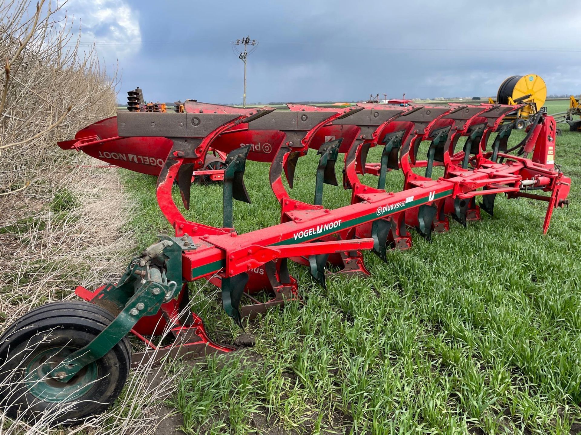 2014 Vogel & Noot XS950 Plus 6 furrow hydraulic vari-width reversible plough with skimmers and press - Image 4 of 19