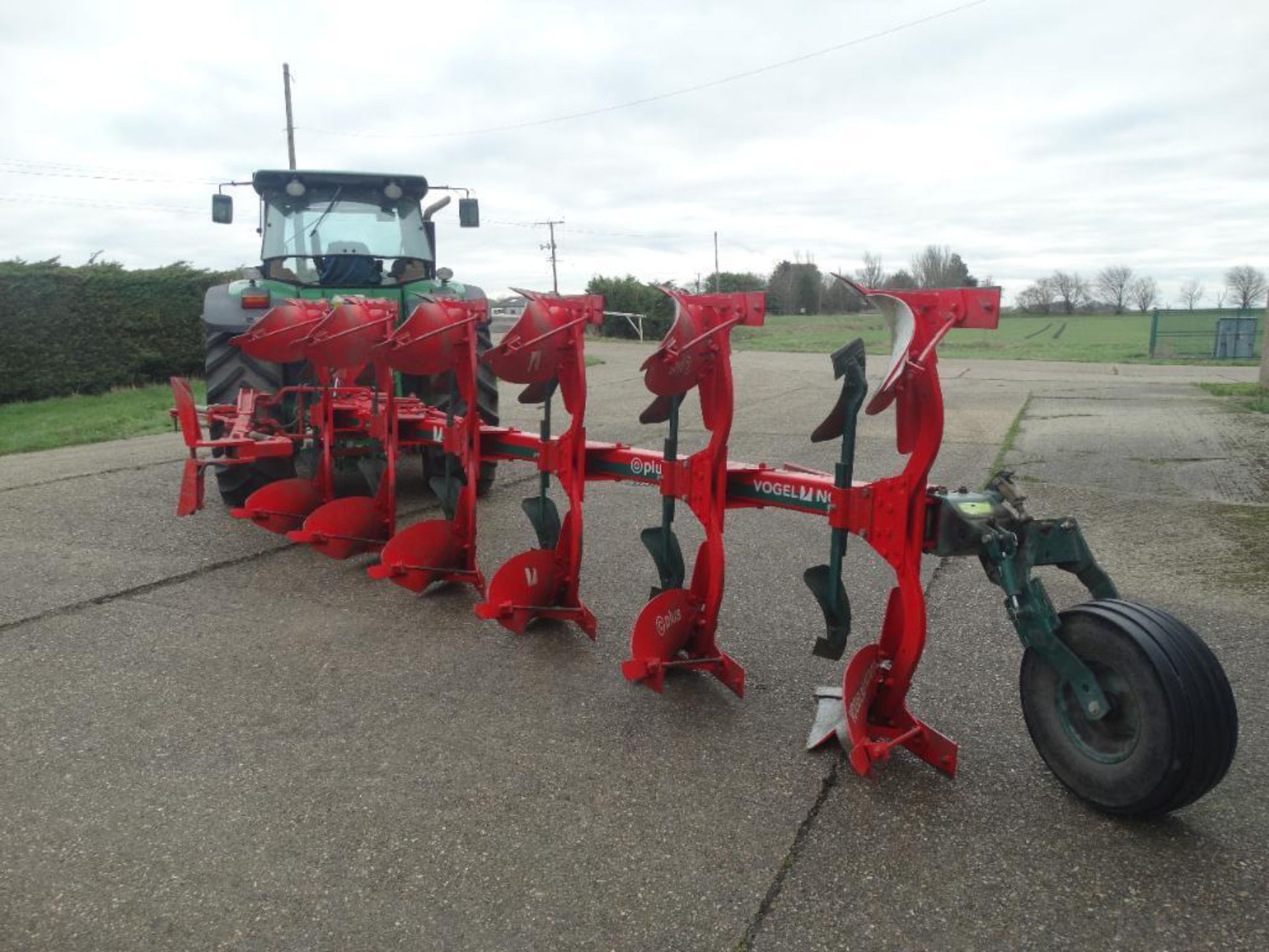 2014 Vogel & Noot XS950 Plus 6 furrow hydraulic vari-width reversible plough with skimmers and press - Image 16 of 19