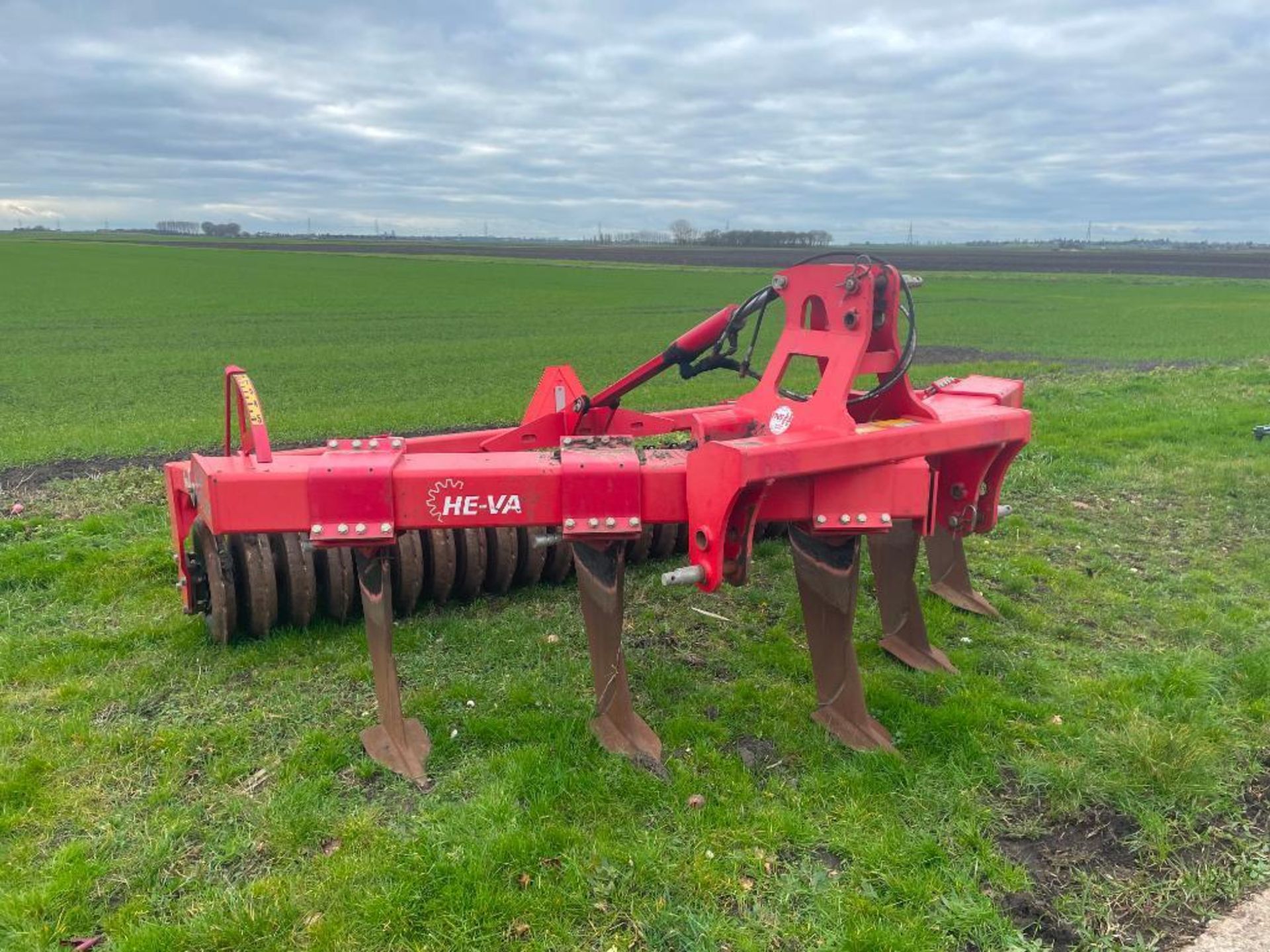 2014 HE-VA 5 leg subsoiler with hydraulic adjustable rear packer. Serial No: 30527 ​​​​​​​Manual in - Image 3 of 14