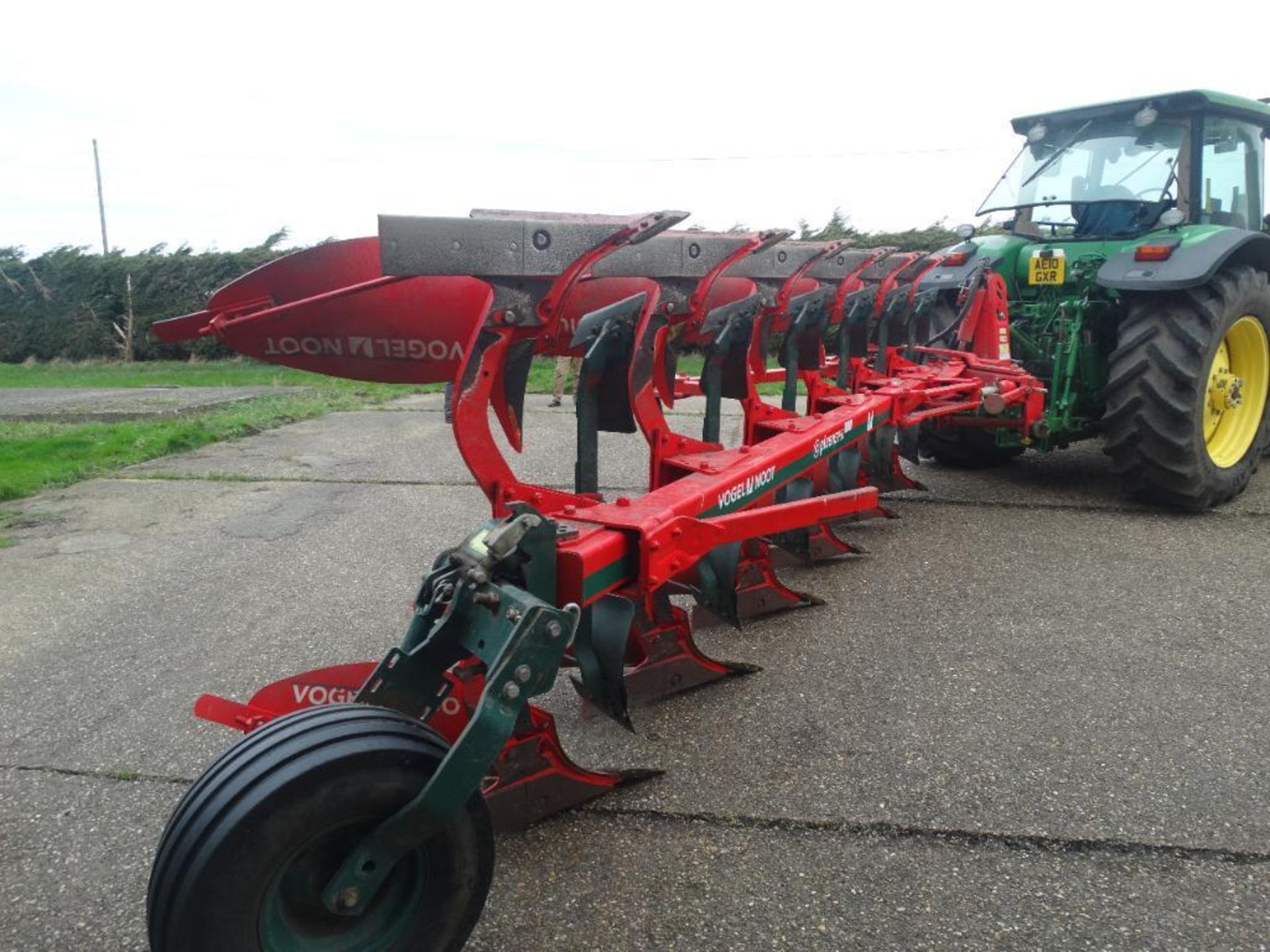 2014 Vogel & Noot XS950 Plus 6 furrow hydraulic vari-width reversible plough with skimmers and press - Image 15 of 19