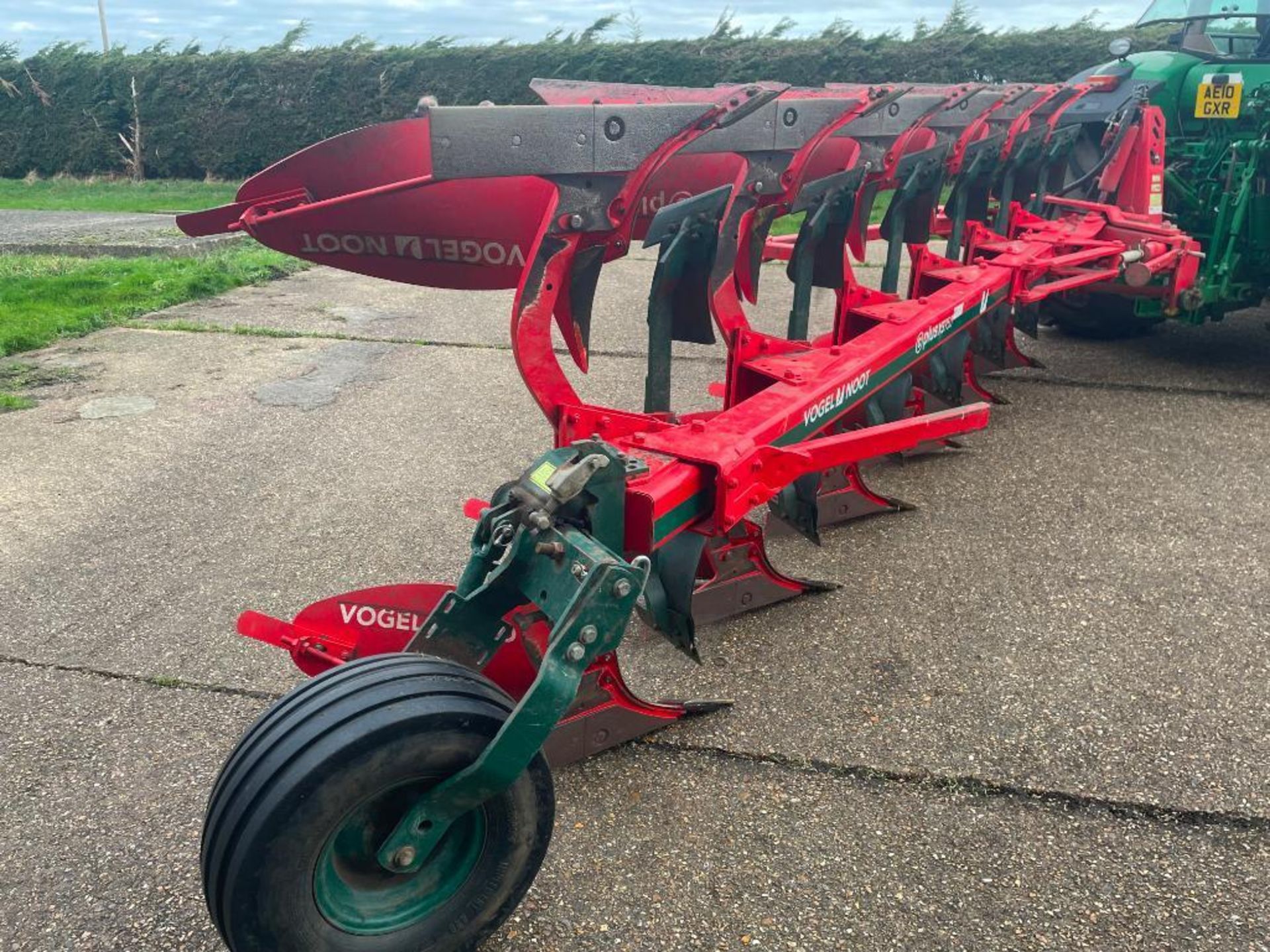 2014 Vogel & Noot XS950 Plus 6 furrow hydraulic vari-width reversible plough with skimmers and press - Image 11 of 19