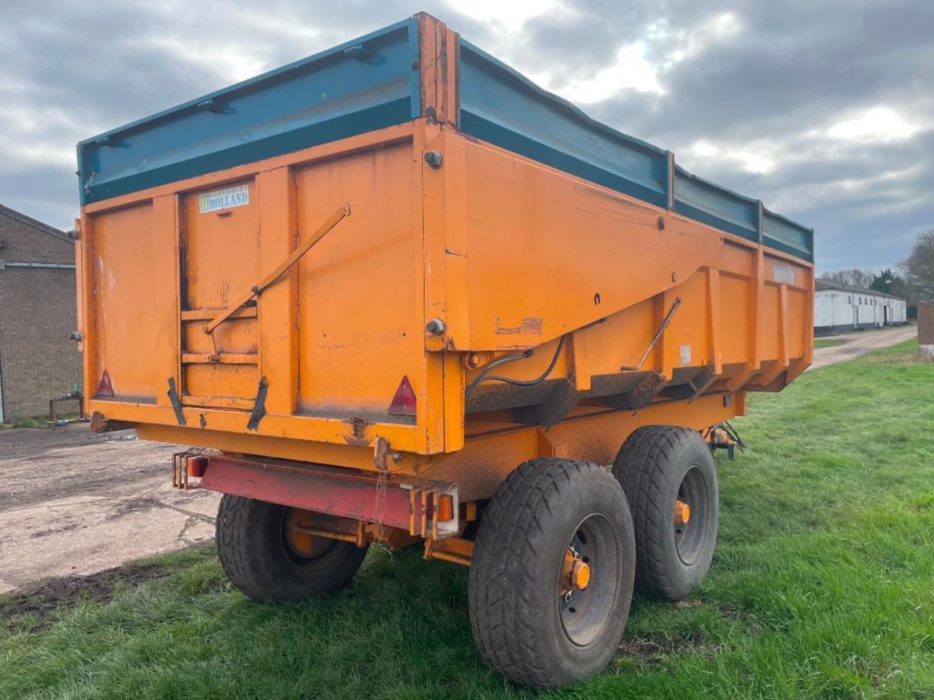 1992 Rolland T13 twin axle grain trailer with sprung drawbar, hydraulic tailgate and grain chute on - Image 7 of 16