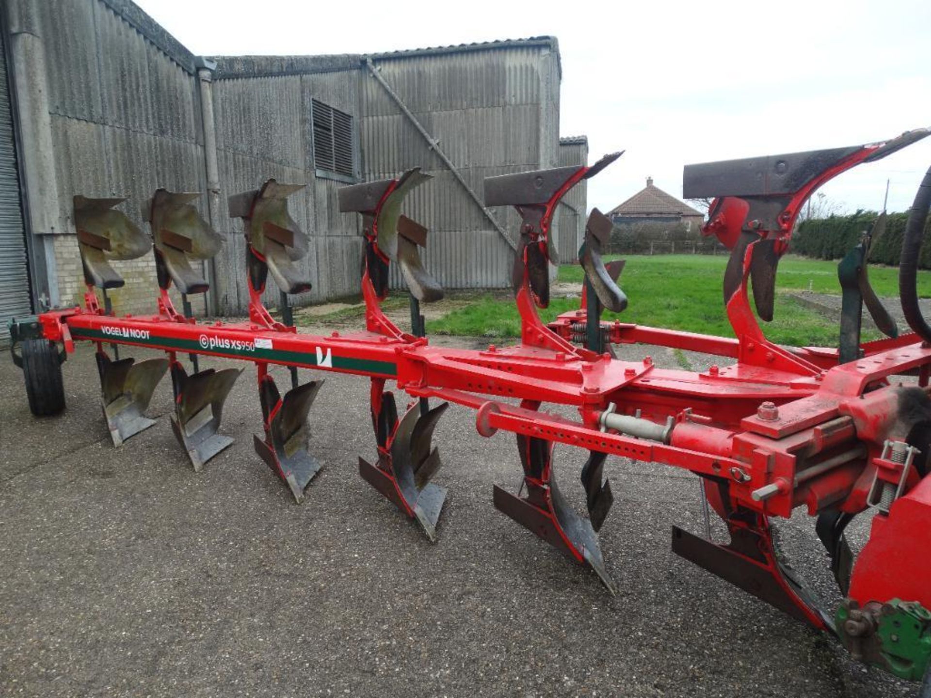 2014 Vogel & Noot XS950 Plus 6 furrow hydraulic vari-width reversible plough with skimmers and press - Image 14 of 19